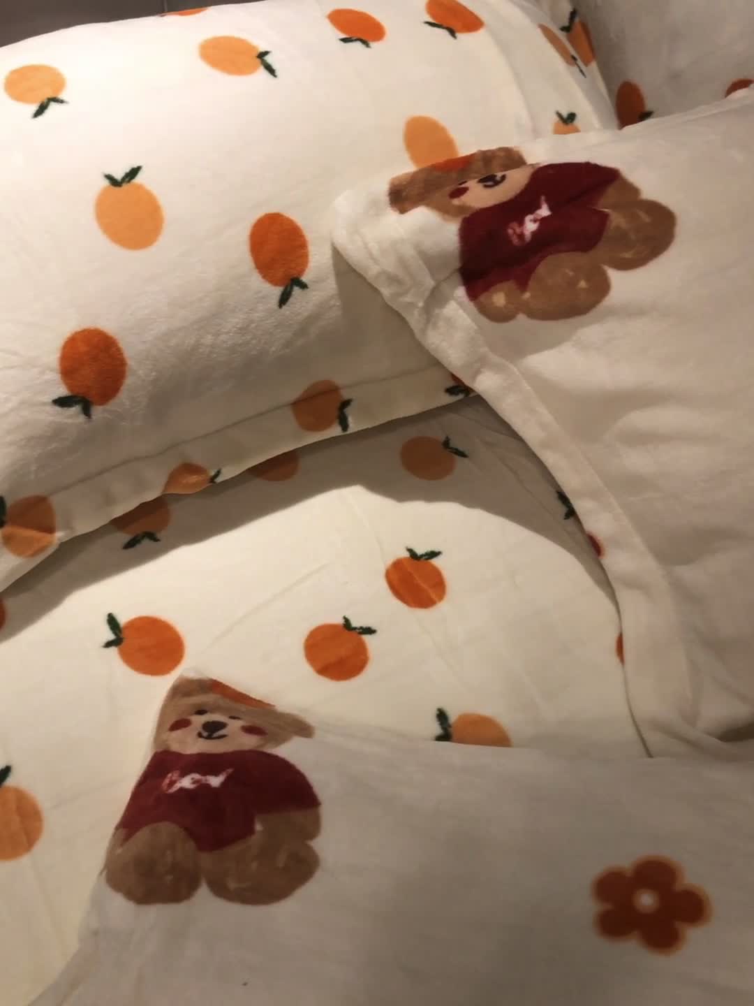 91家纺网 家纺一手货源 找家纺 棉生活 2021新款小清新牛奶绒四件套 柿子熊