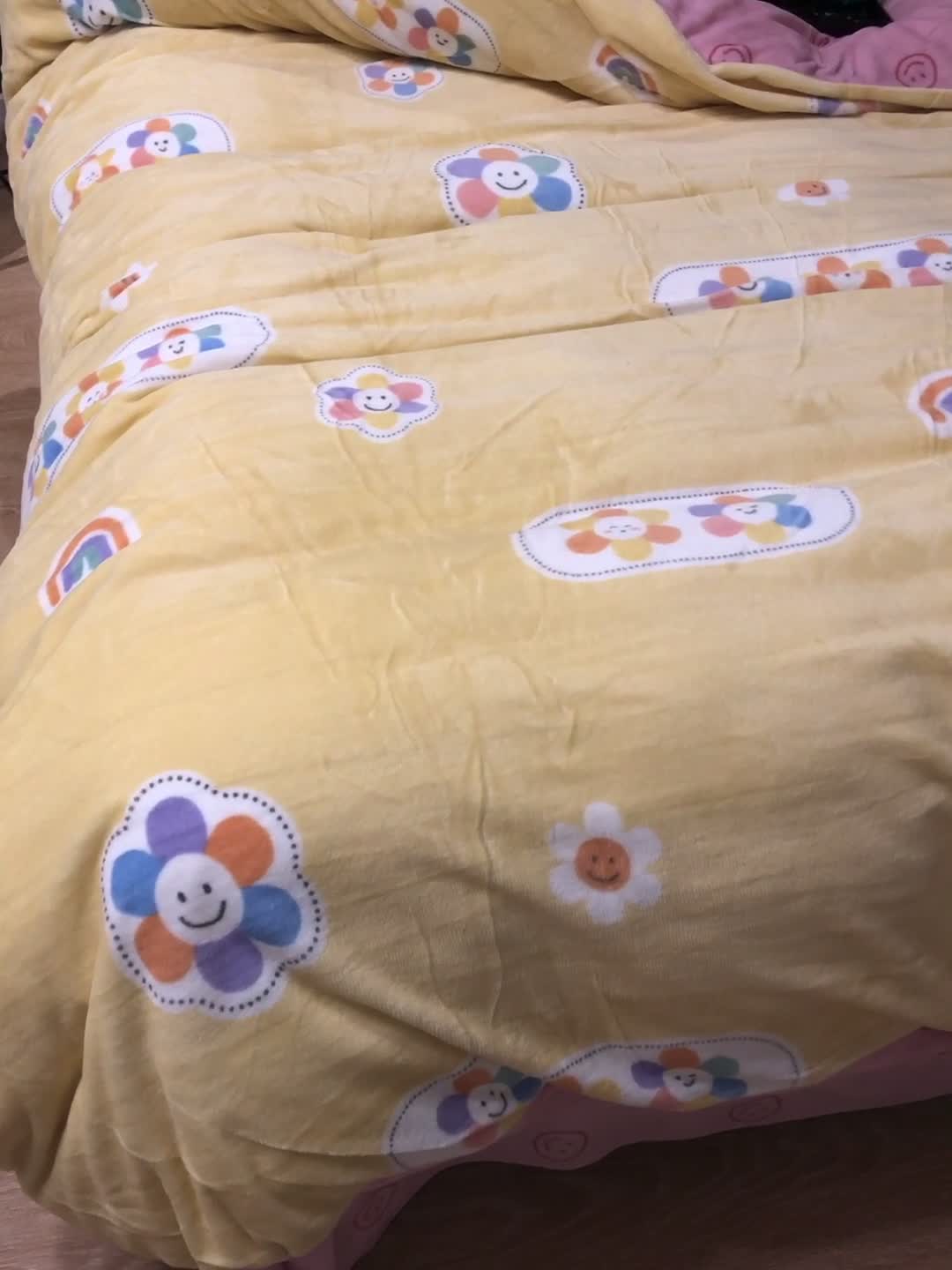 91家纺网 家纺一手货源 找家纺 棉生活 2021新款小清新牛奶绒四件套 花花笑脸黄