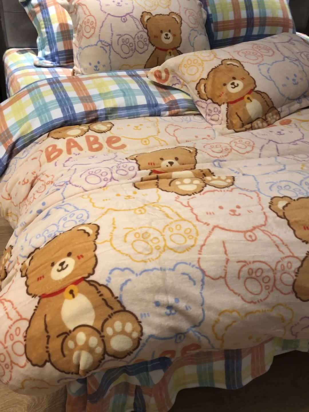 91家纺网 家纺一手货源 找家纺 棉生活 2021新款小清新牛奶绒四件套 多彩熊
