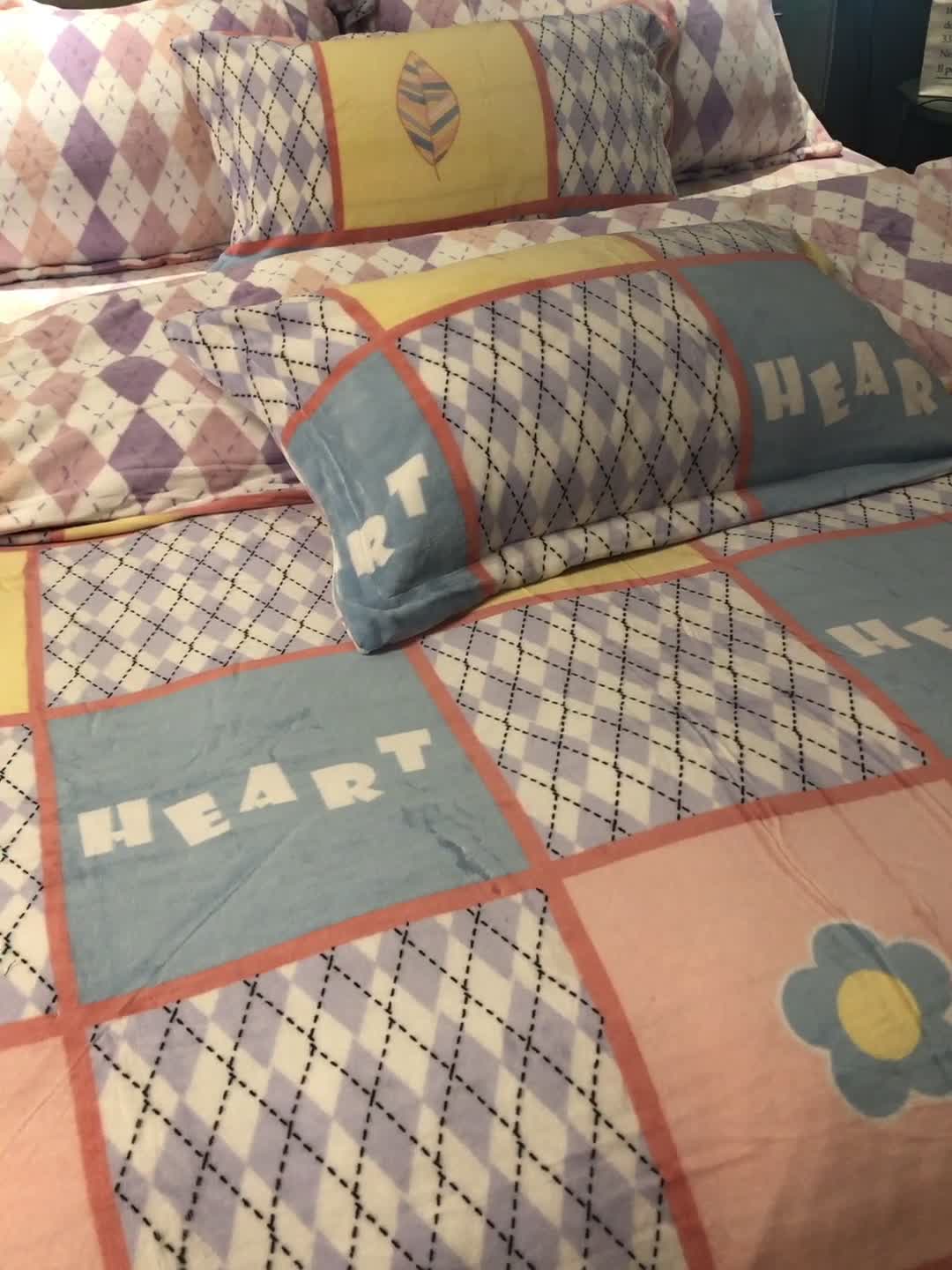 91家纺网 家纺一手货源 找家纺 棉生活 2021新款小清新牛奶绒四件套 多彩菱形