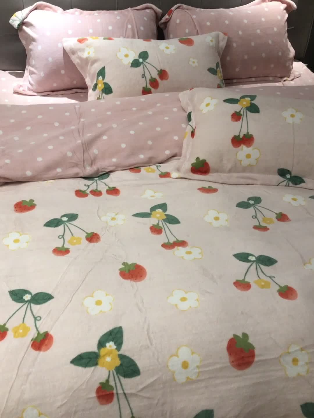 91家纺网 家纺一手货源 找家纺 棉生活 2021新款小清新牛奶绒四件套 草莓果酱