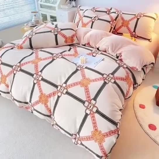 91家纺网 家纺一手货源 找家纺 优彩  2021新款200克高克重印花牛奶绒四件套 巴黎