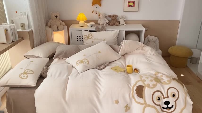 91家纺网 家纺一手货源 找家纺 朗莎家纺 2021新款毛巾绣牛奶绒四件套 悠悠熊卡其