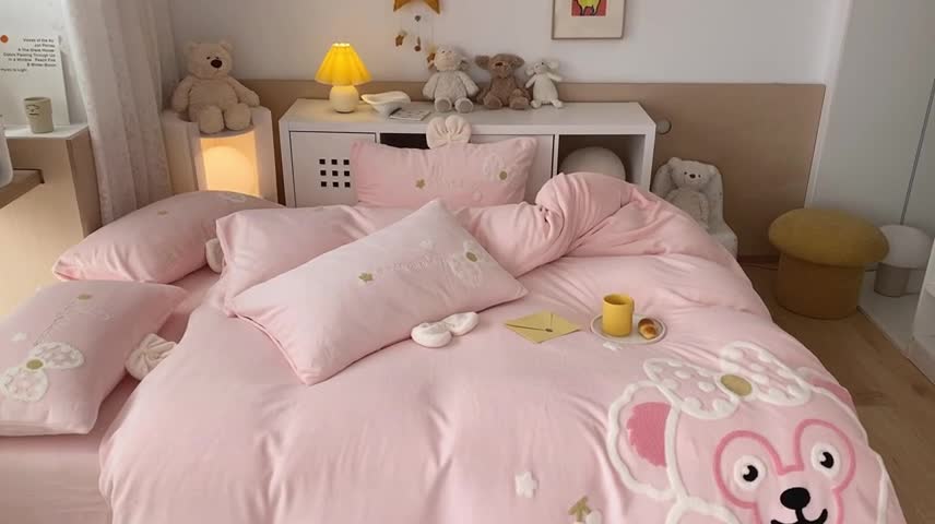 91家纺网 家纺一手货源 找家纺 朗莎家纺 2021新款毛巾绣牛奶绒四件套 悠悠熊粉