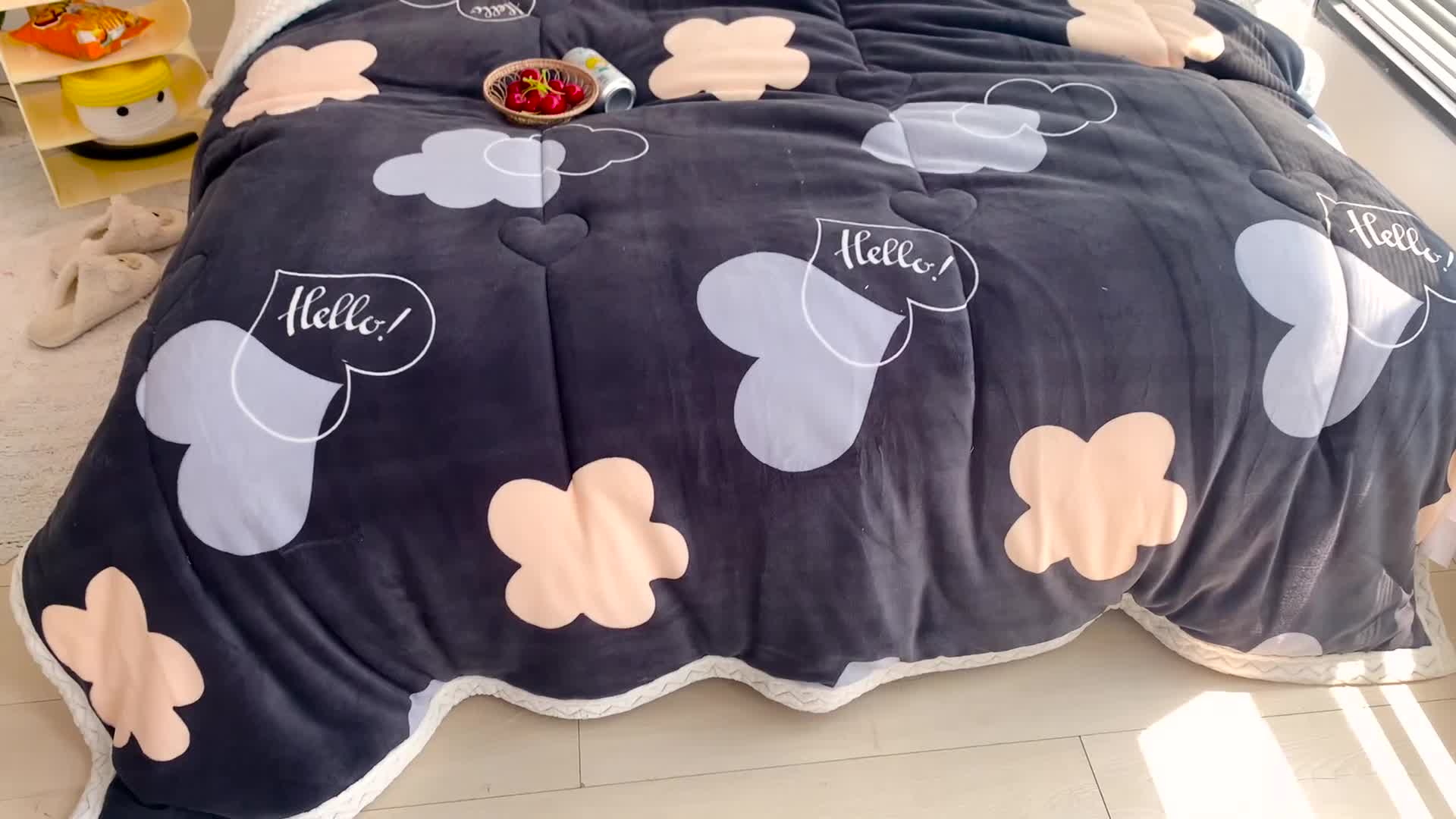 91家纺网 家纺一手货源 找家纺 慕尚 2022新款牛奶绒贝贝绒三层加厚毛毯 爱心云