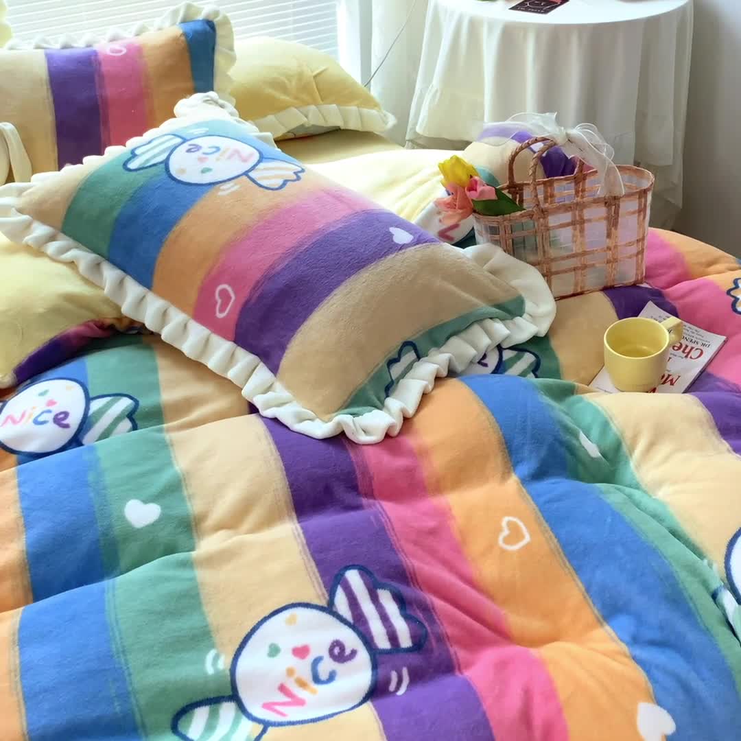 91家纺网 家纺一手货源 找家纺 眠帛 2021新款小清新花边款牛奶绒四件套 彩虹糖果