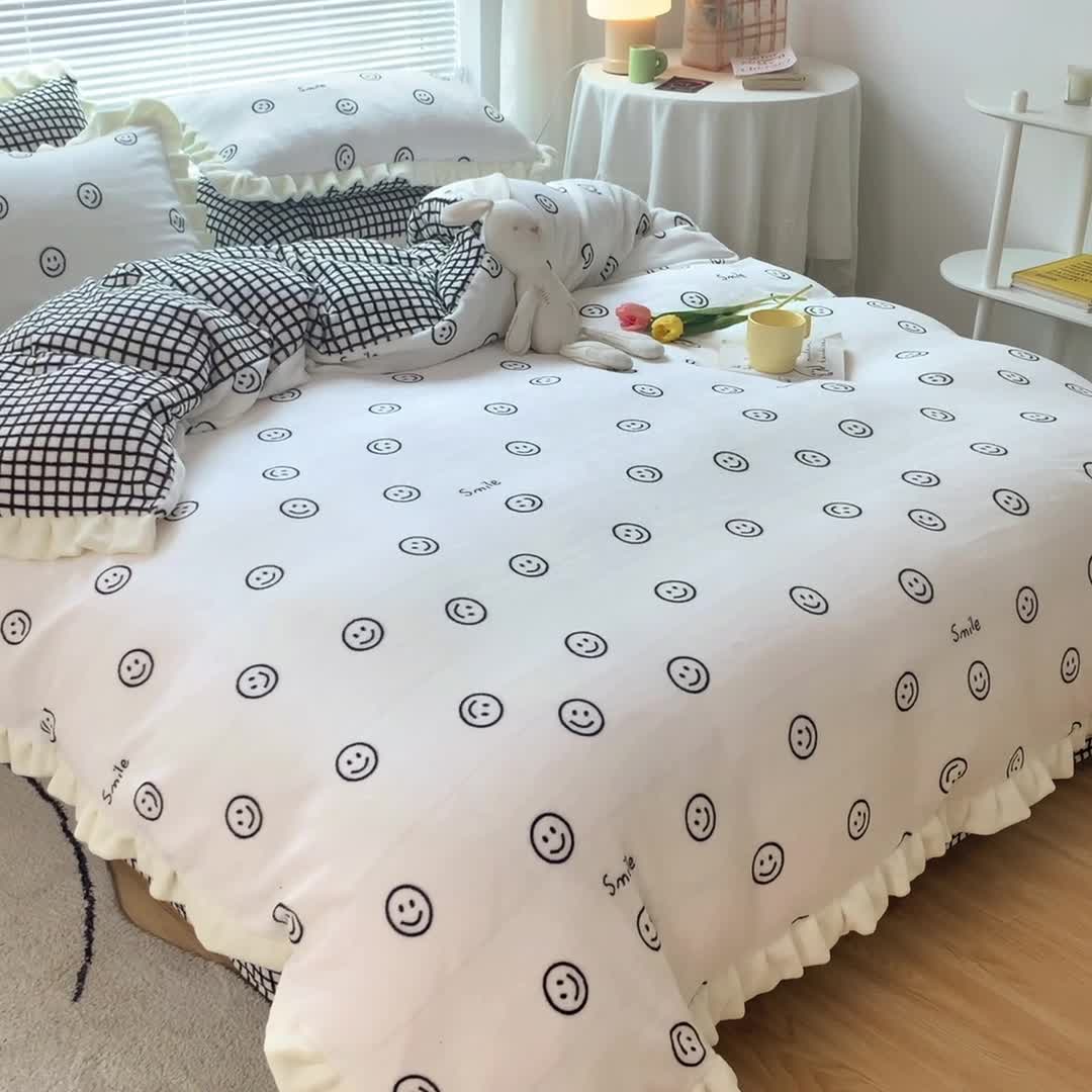 91家纺网 家纺一手货源 找家纺 眠帛 2021新款小清新花边款牛奶绒四件套 黑白笑脸