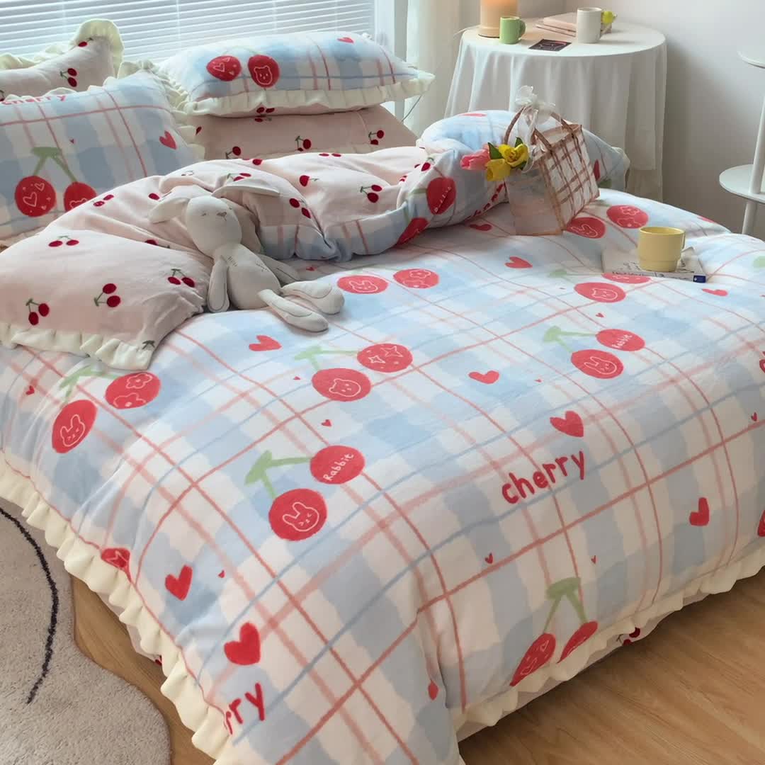 91家纺网 家纺一手货源 找家纺 眠帛 2021新款小清新花边款牛奶绒四件套 樱桃兔兔