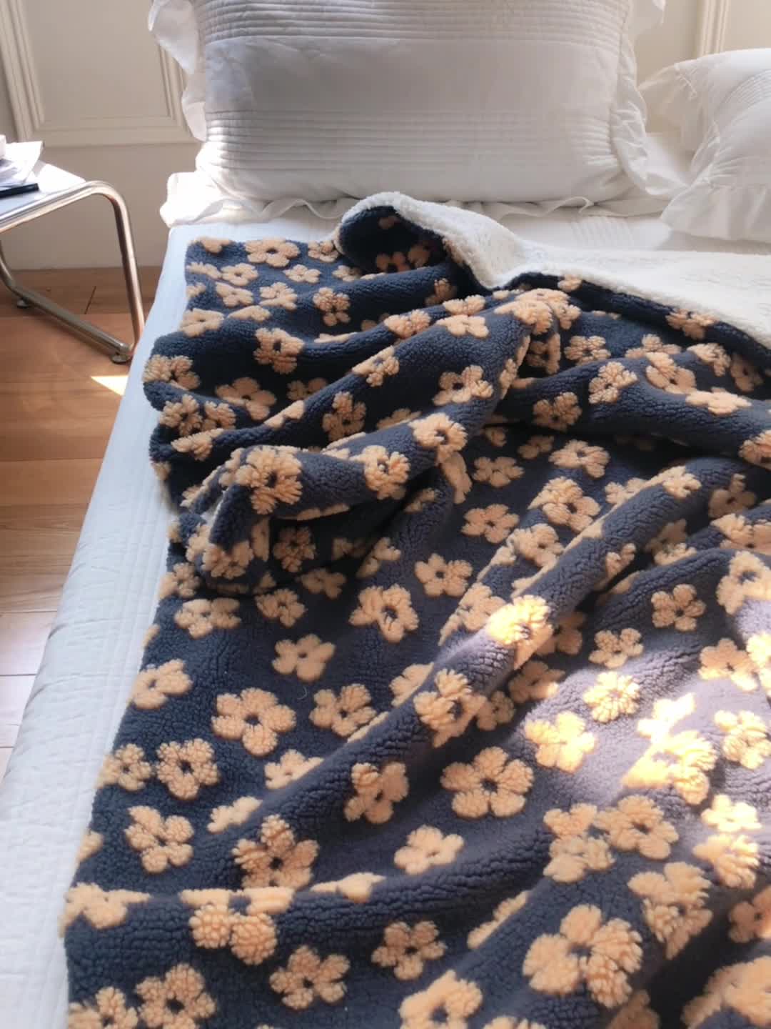 91家纺网 家纺一手货源 找家纺 （总）圆岛家纺  新款定制款文艺提花羊羔绒保暖毛毯小花系列