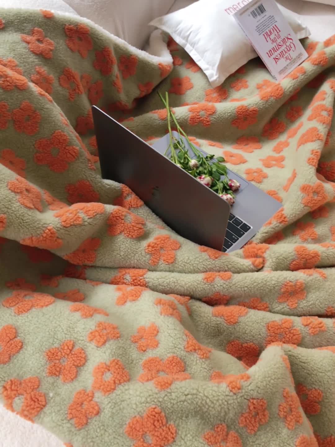 91家纺网 家纺一手货源 找家纺 圆岛家纺  新款定制款文艺提花羊羔绒保暖毛毯小花系列 橘