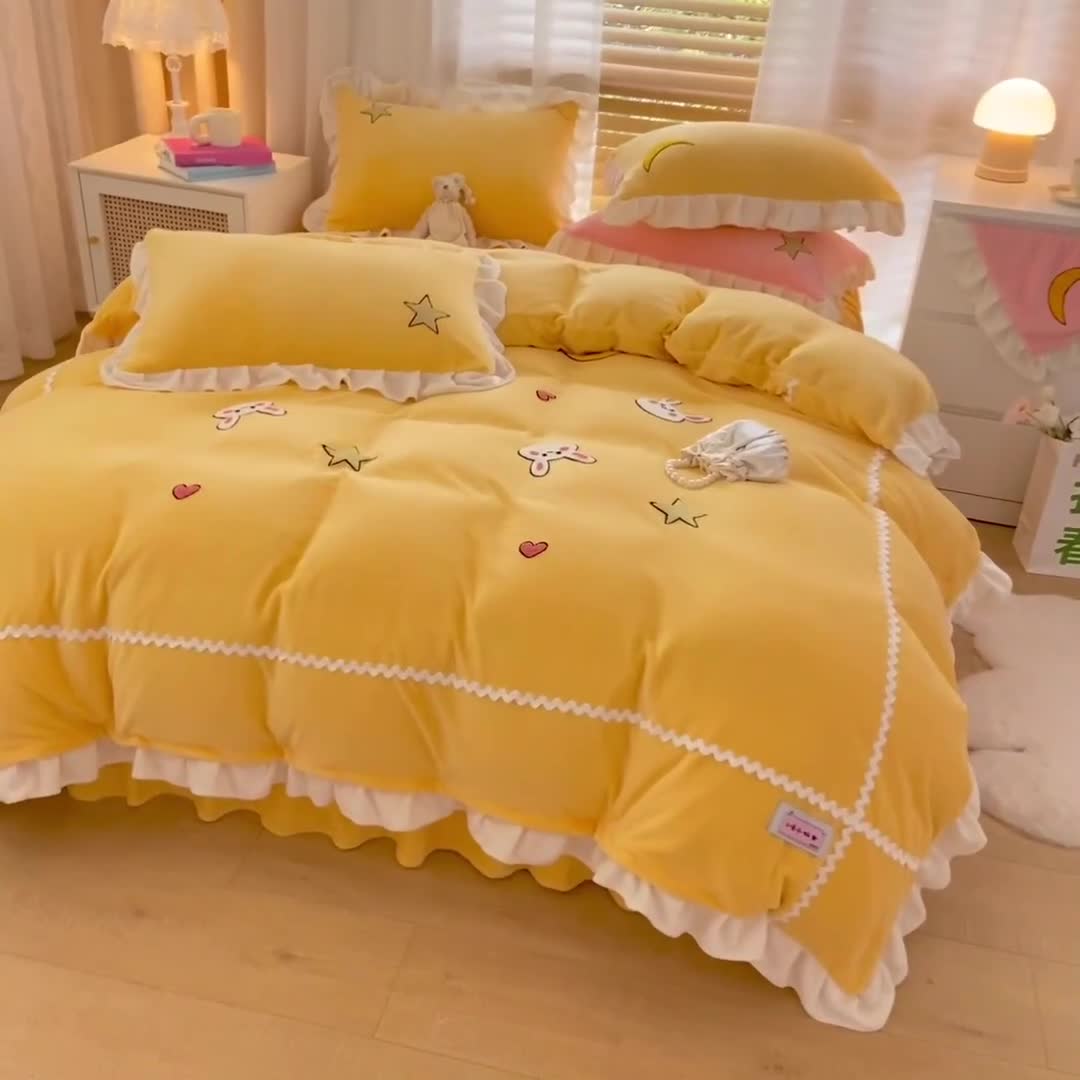 91家纺网 家纺一手货源 找家纺 安哆啦2021新款230g毛巾绣牛奶绒花边四件套萌萌兔-亮黄