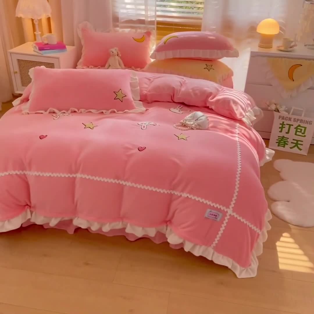 91家纺网 家纺一手货源 找家纺 安哆啦2021新款230g毛巾绣牛奶绒花边四件套萌萌兔蜜桃粉