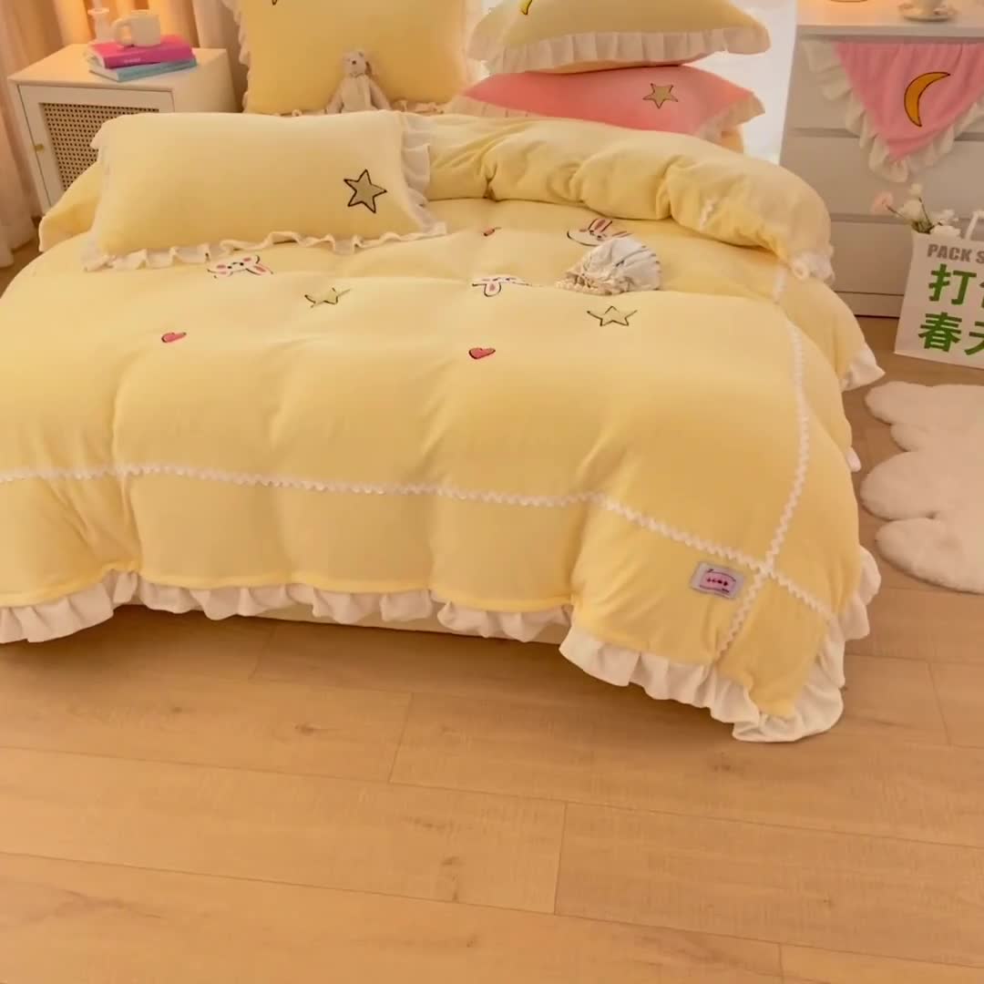 91家纺网 家纺一手货源 找家纺 安哆啦2021新款230g毛巾绣牛奶绒花边四件套萌萌兔奶油黄