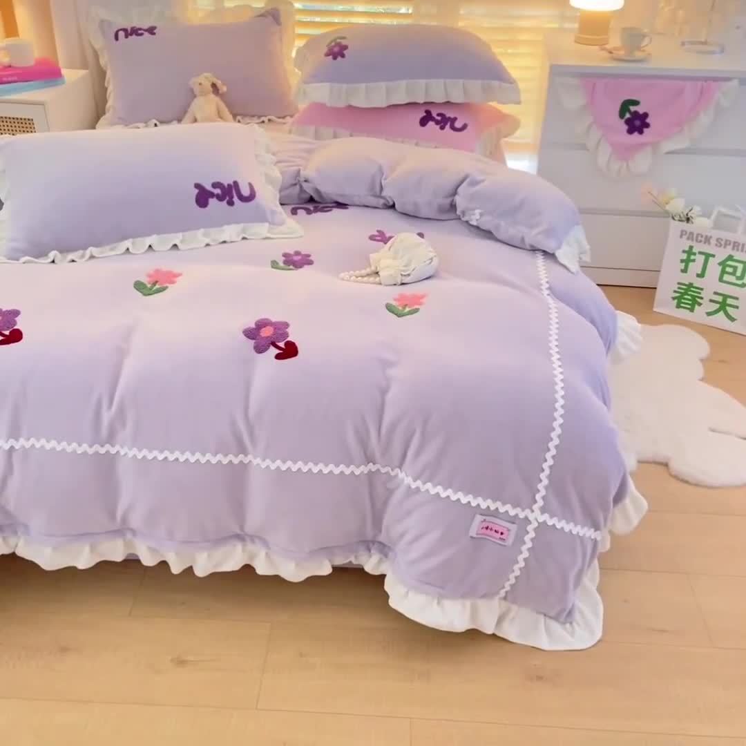 91家纺网 家纺一手货源 找家纺 安哆啦2021新款230g毛巾绣牛奶绒花边四件套小花花丁香紫