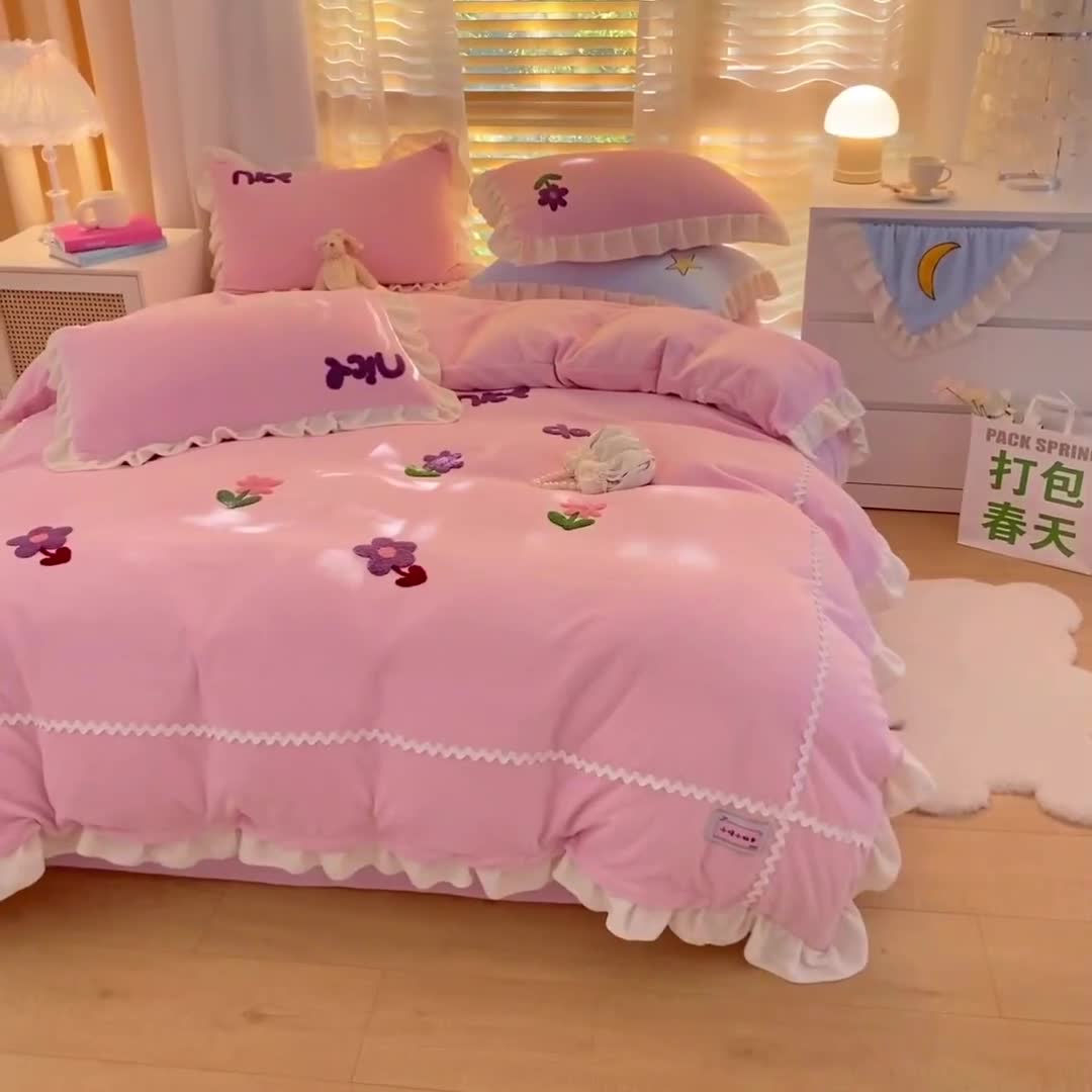 91家纺网 家纺一手货源 找家纺 安哆啦2021新款230g毛巾绣牛奶绒花边四件套小花花仙女粉