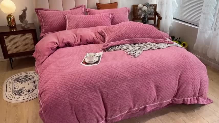 91家纺网 家纺一手货源 找家纺 金爱家2021新款荷叶边立体雕花绒暖绒四件套 深粉