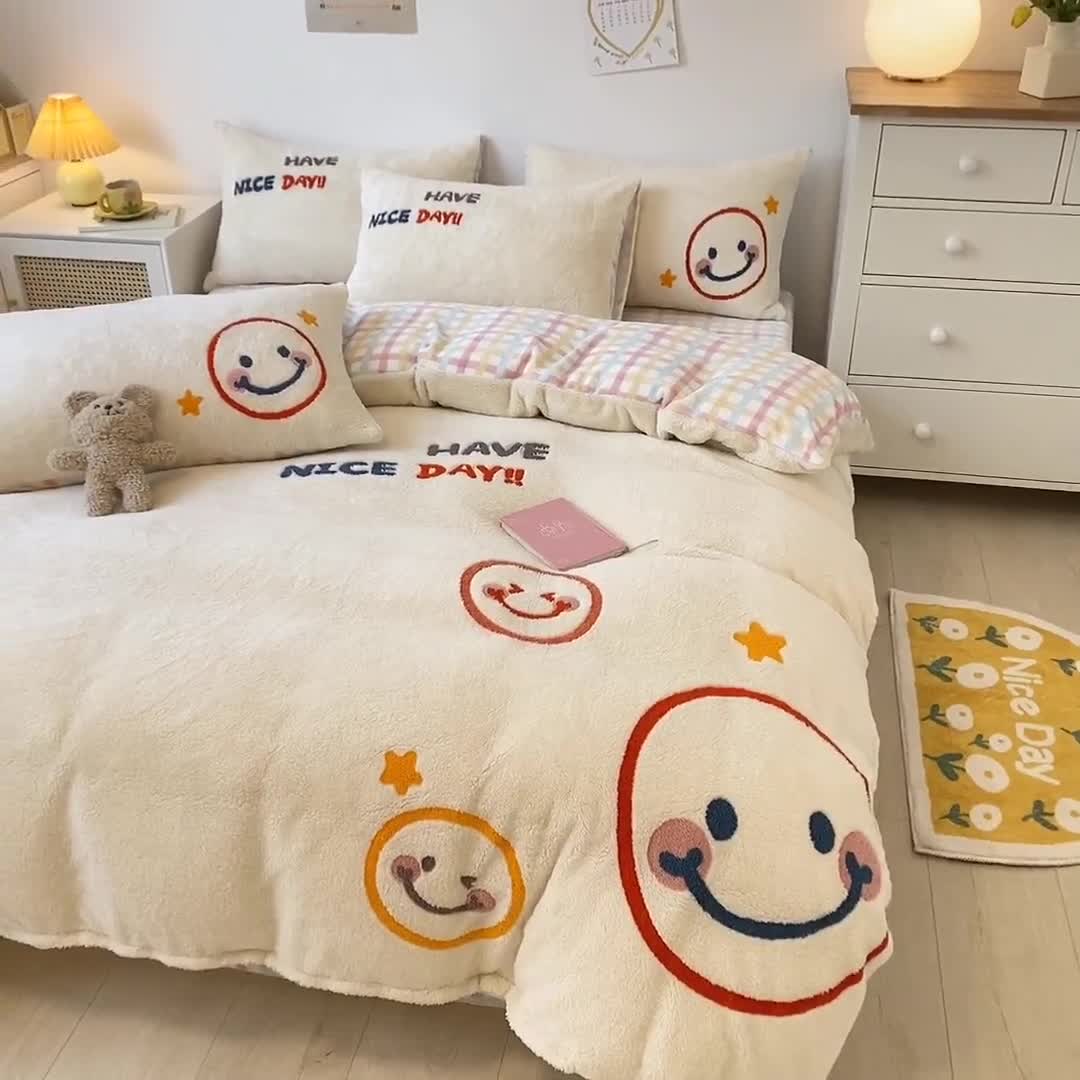 91家纺网 家纺一手货源 找家纺 澳梵2021新款韩国进口泰迪绒大版毛巾绣四件套 微微一笑