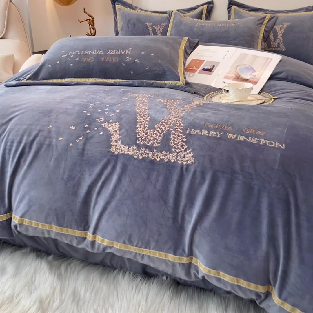 91家纺网 家纺一手货源 找家纺 2021新款高克重婴儿绒轻奢风刺绣四件套 ｖ－ｌｏｖｅ深灰色