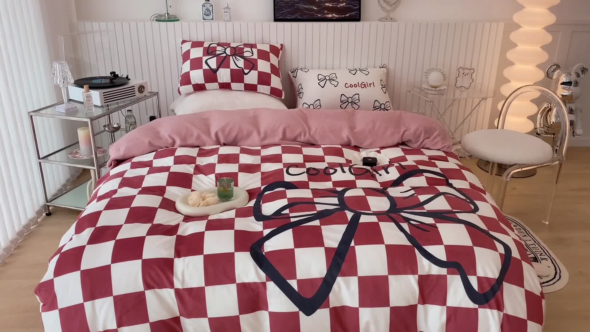 91家纺网 家纺一手货源 找家纺 昔可家纺 2021新款大版宝宝牛奶绒四件套 红色棋盘蝴蝶结