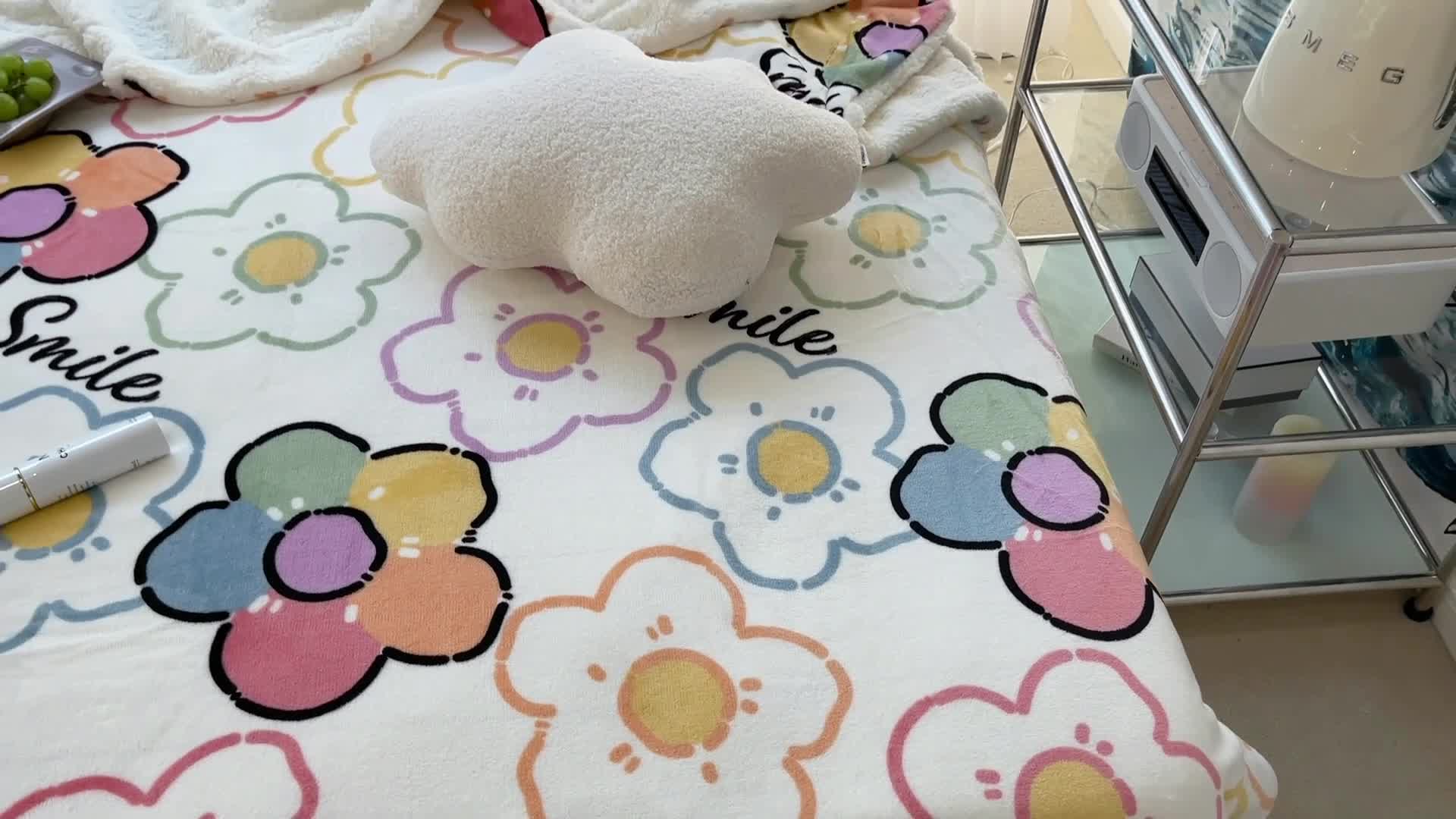 91家纺网 家纺一手货源 找家纺 昔可家纺 2021新款牛奶羊羔绒印花毯 彩色微笑花