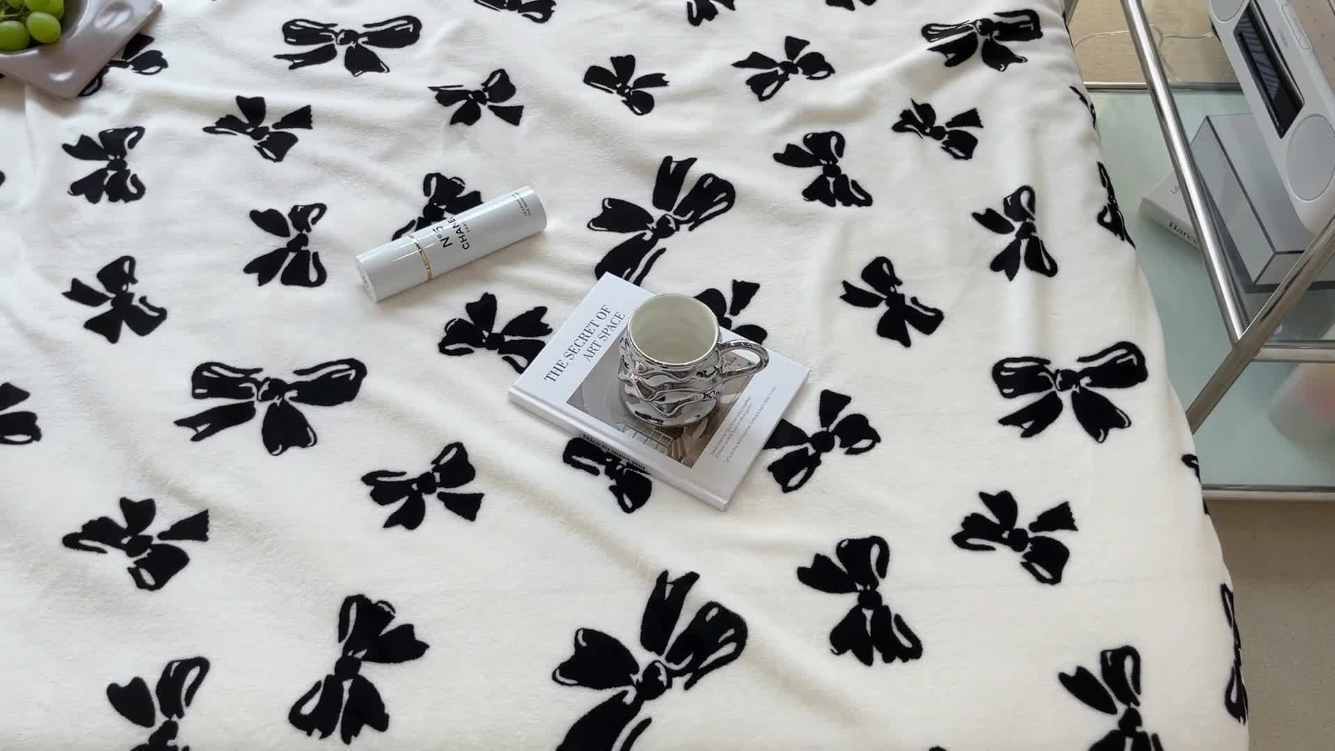 91家纺网 家纺一手货源 找家纺 昔可家纺 2021新款牛奶羊羔绒印花毯 赫本风黑蝴蝶结