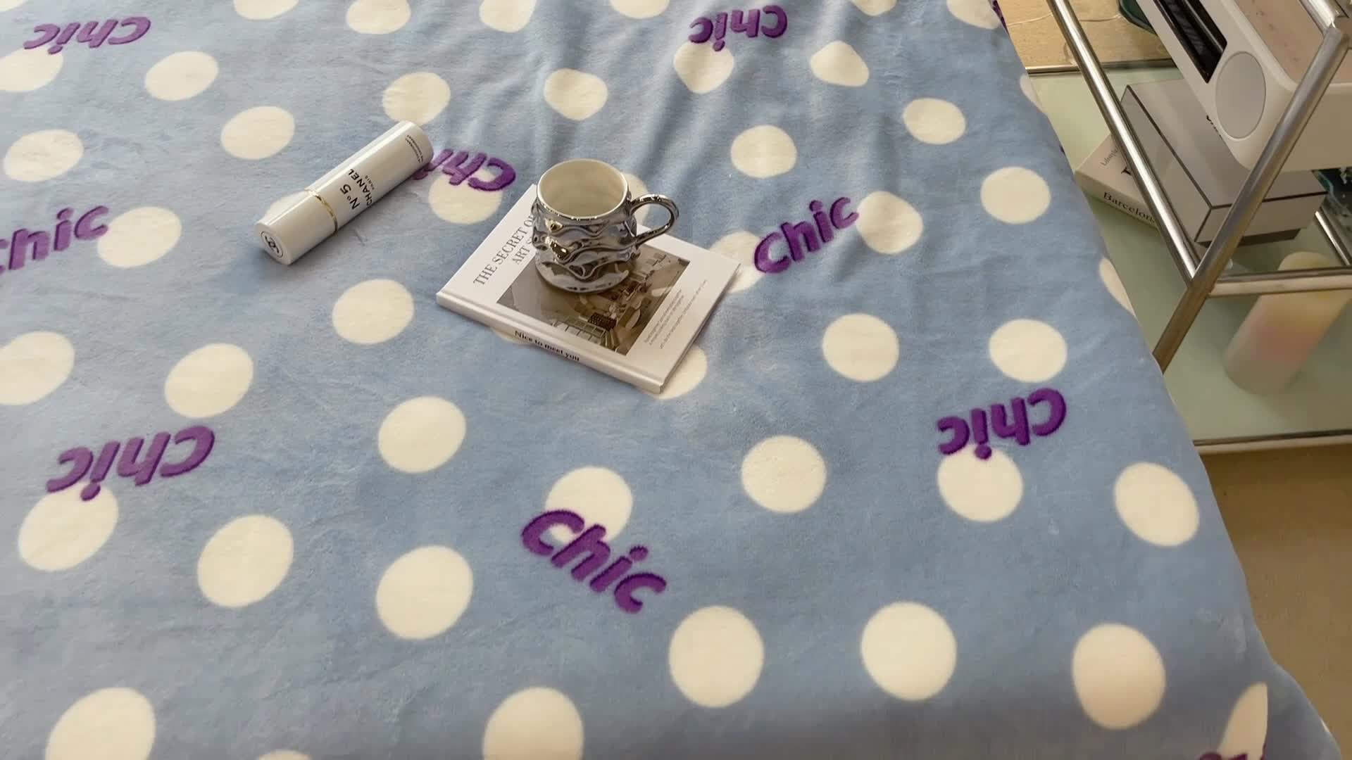 91家纺网 家纺一手货源 找家纺 昔可家纺 2021新款牛奶羊羔绒印花毯 蓝色波点chic