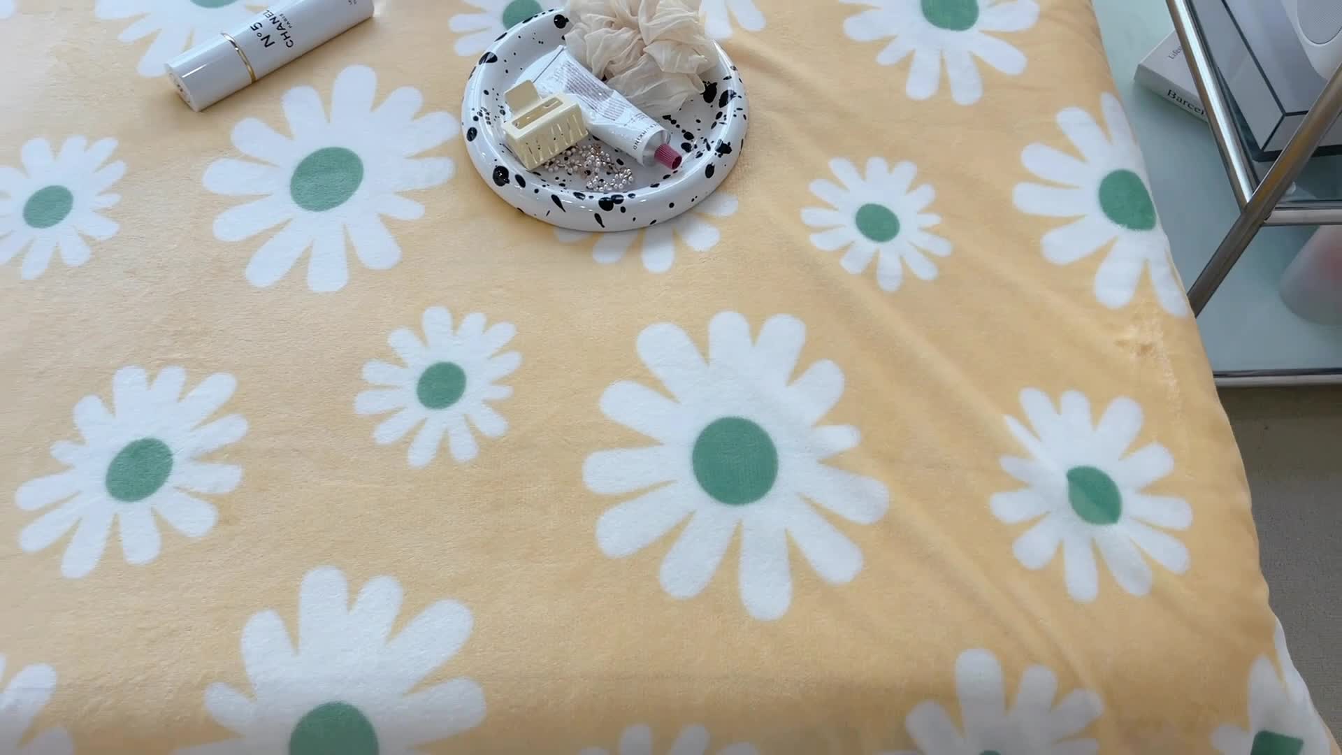 91家纺网 家纺一手货源 找家纺 昔可家纺 2021新款牛奶羊羔绒印花毯 奶黄雏菊花