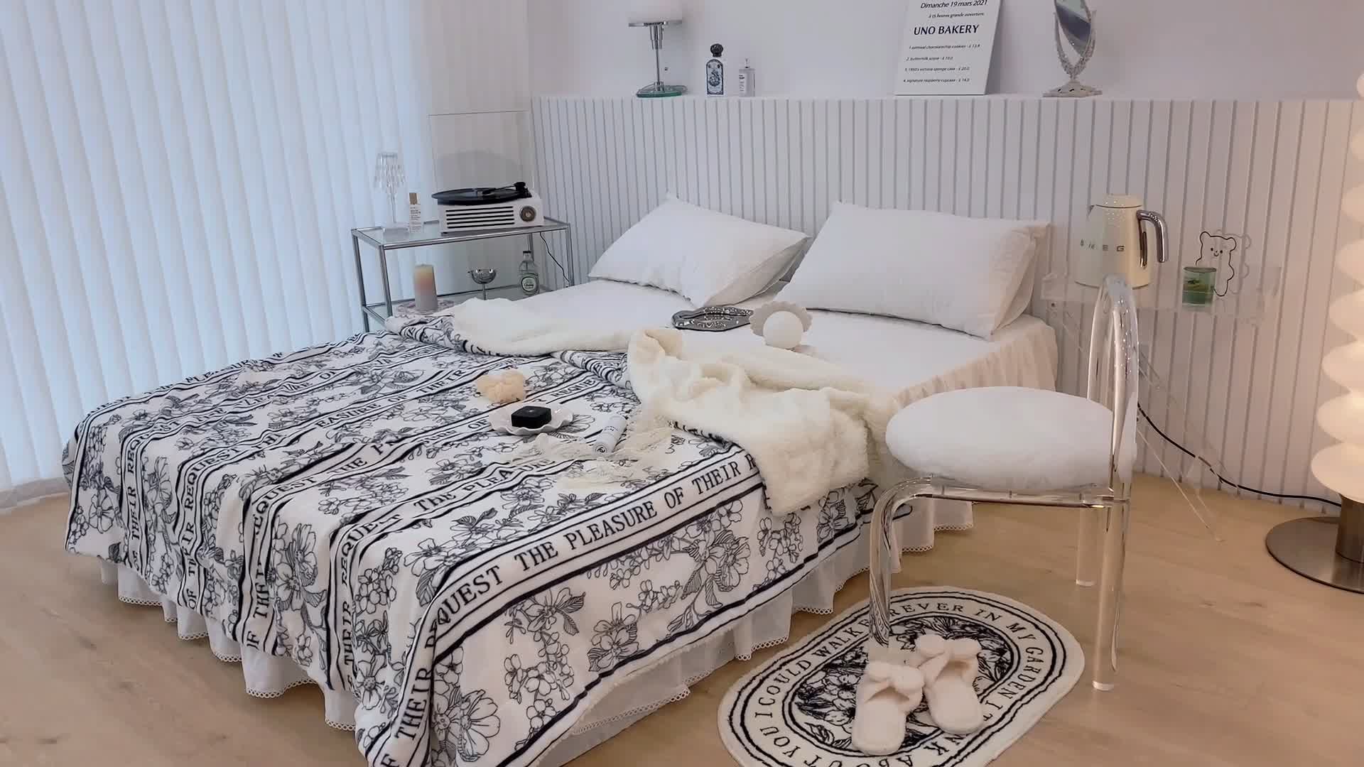 91家纺网 家纺一手货源 找家纺 昔可家纺 2021新款牛奶羊羔绒印花毯 涂鸦比心