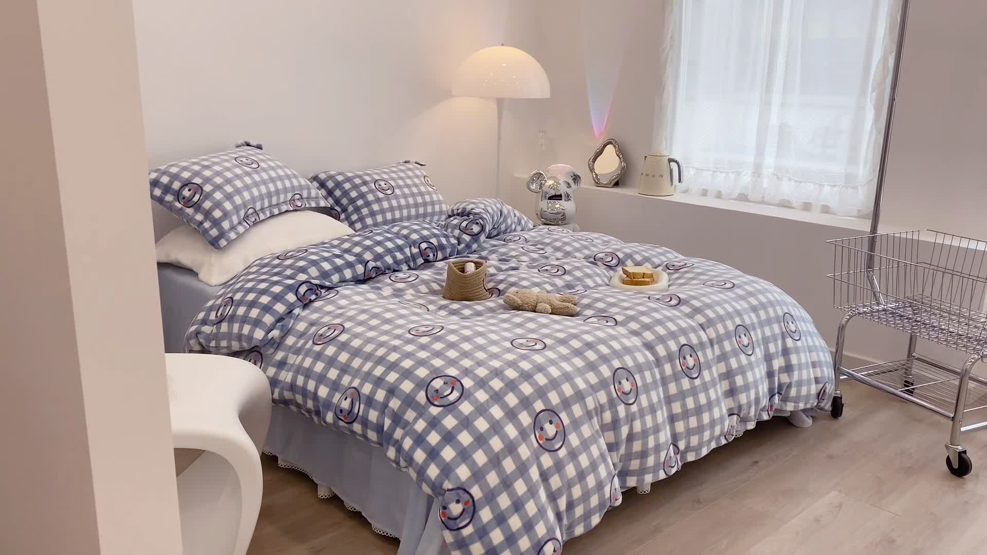 91家纺网 家纺一手货源 找家纺 昔可家纺 2021新款牛奶绒四件套-三批 蓝格笑脸