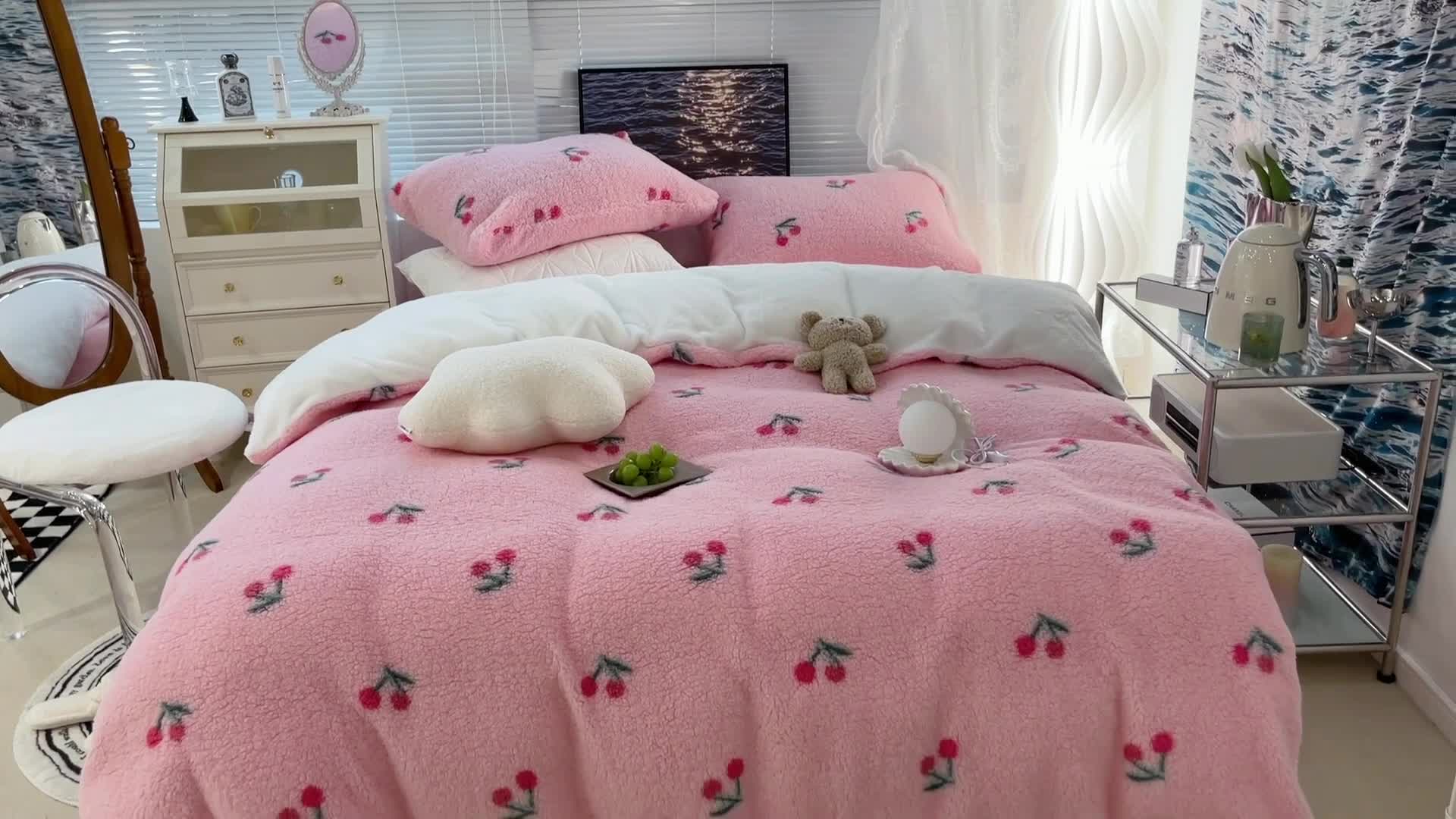 91家纺网 家纺一手货源 找家纺 昔可家纺 2021新款泰迪羊羔绒印花四件套粉粉小樱桃