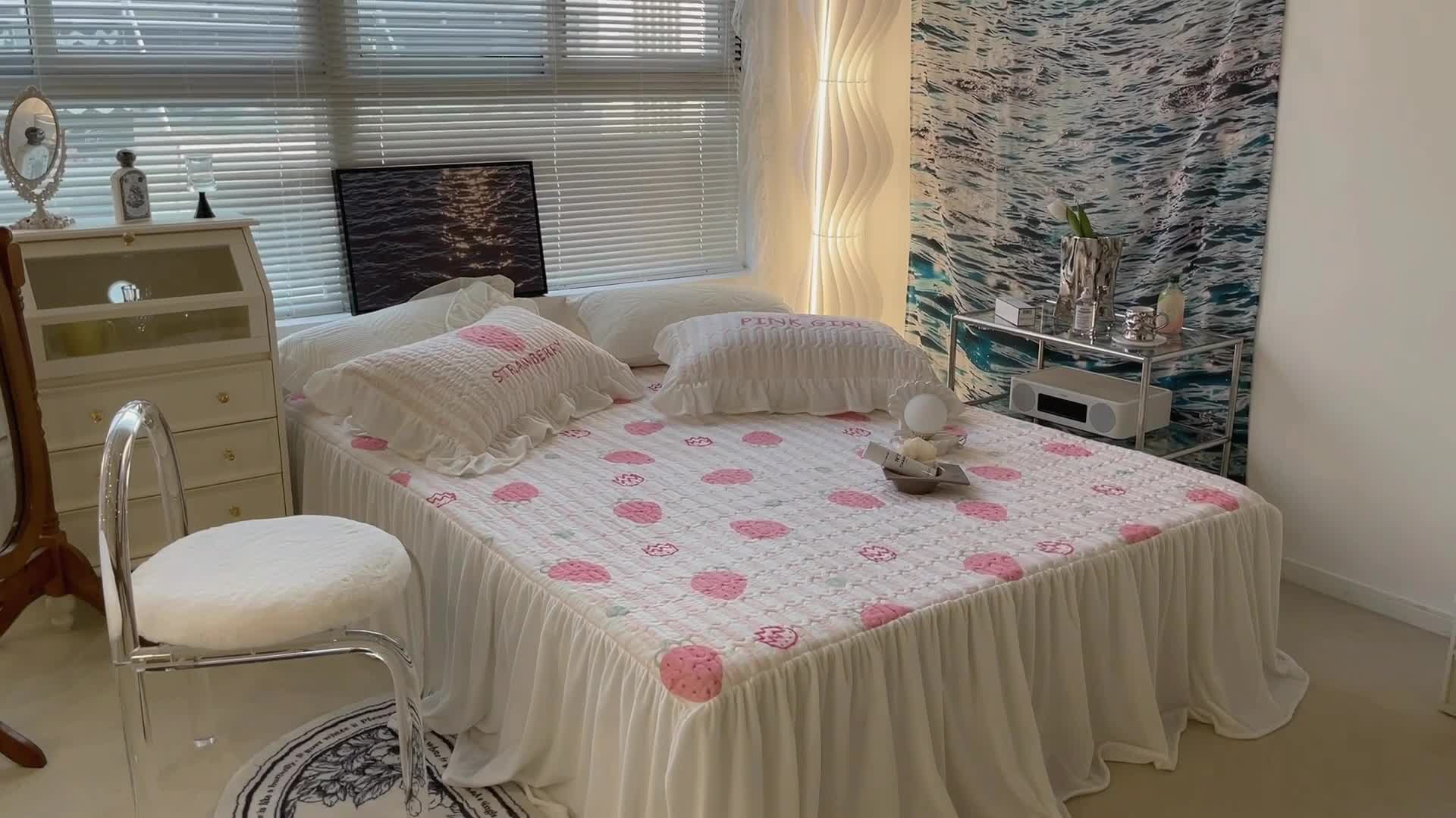 91家纺网 家纺一手货源 找家纺 昔可家纺 2021新款秋冬超仙牛奶宝宝绒床裙 少女心草莓