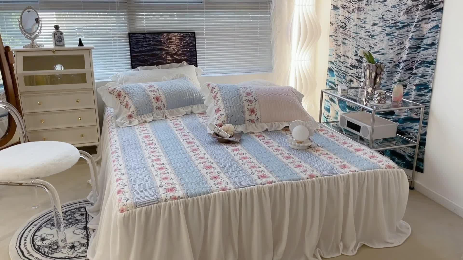 91家纺网 家纺一手货源 找家纺 昔可家纺 2021新款秋冬超仙牛奶宝宝绒床裙 竖条蓝色玫瑰