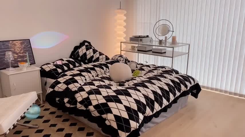 91家纺网 家纺一手货源 找家纺 昔可 2021新款黑色花边牛奶绒四件套 香香菱格