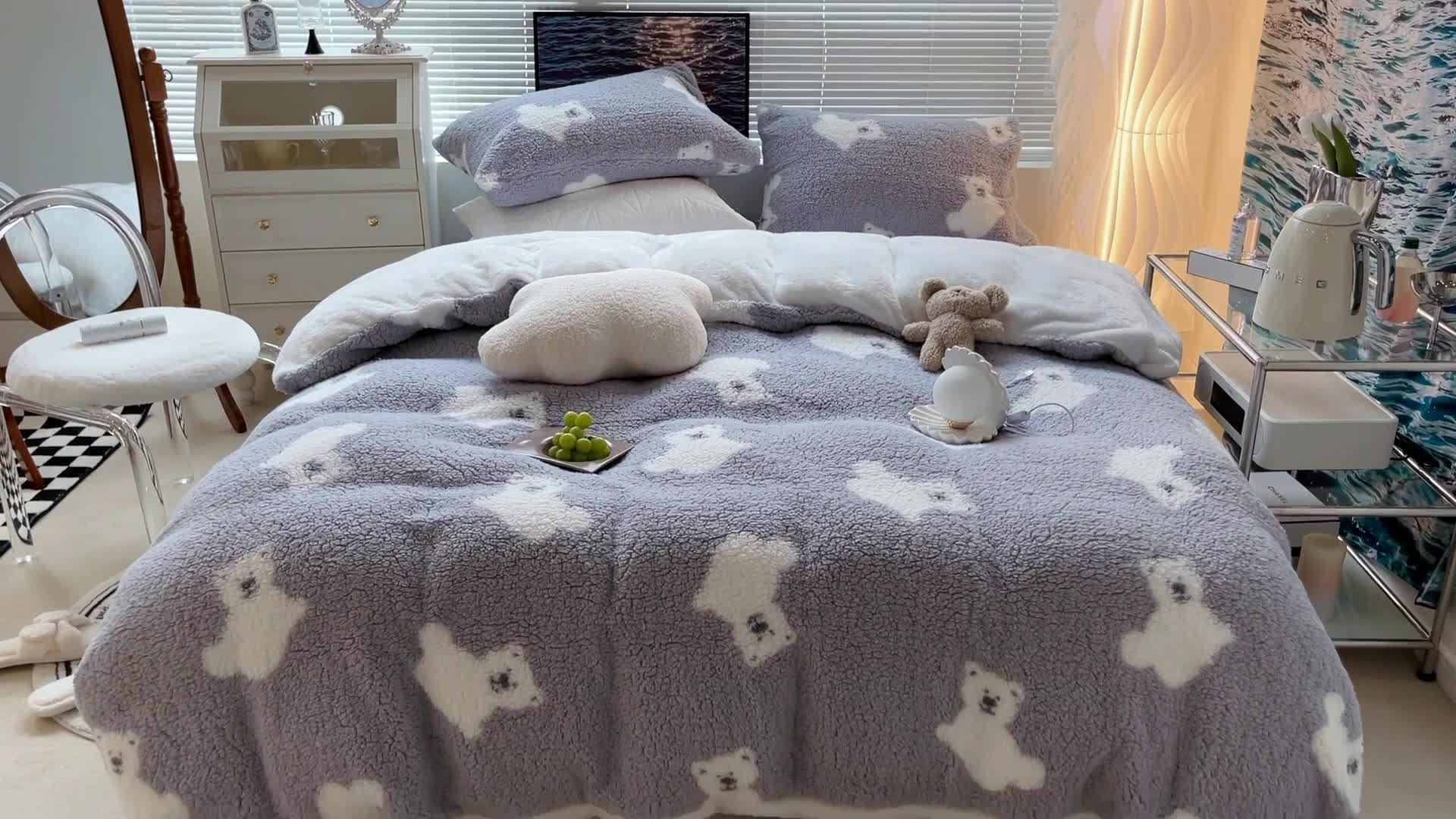 91家纺网 家纺一手货源 找家纺 昔可家纺 2021新款泰迪羊羔绒印花四件套灰底白熊