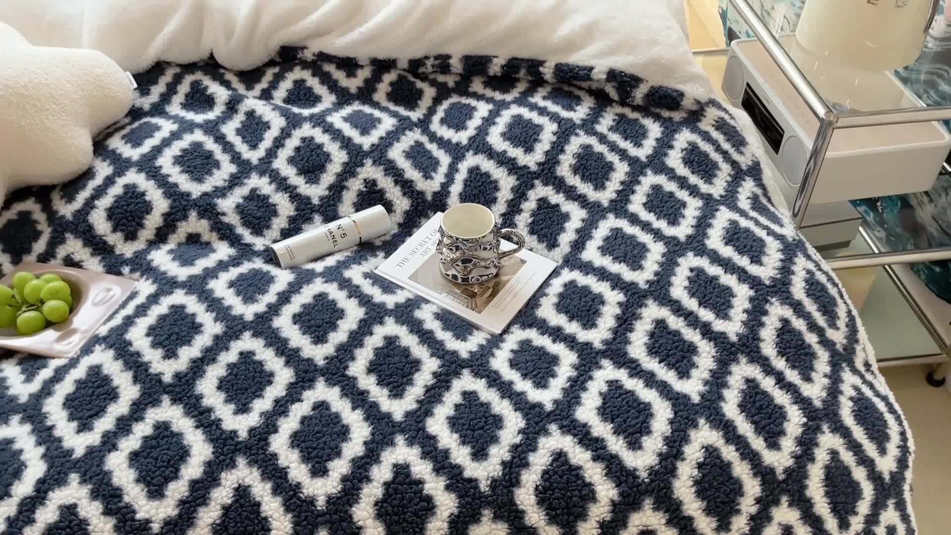 91家纺网 家纺一手货源 找家纺 昔可家纺 2021新款泰迪羊羔绒印花四件套简约菱格