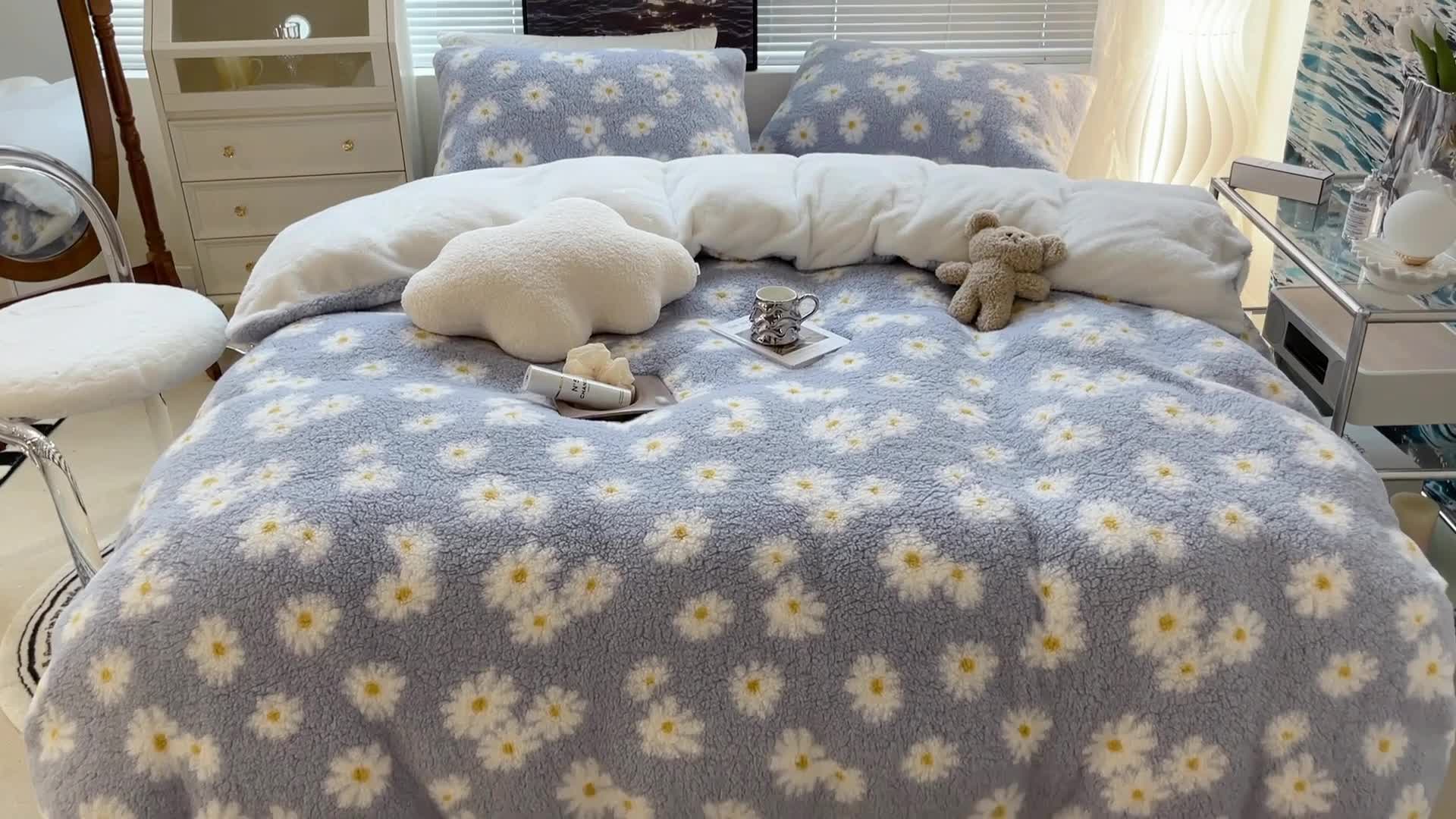 91家纺网 家纺一手货源 找家纺 昔可家纺 2021新款泰迪羊羔绒印花四件套浅蓝小雏菊