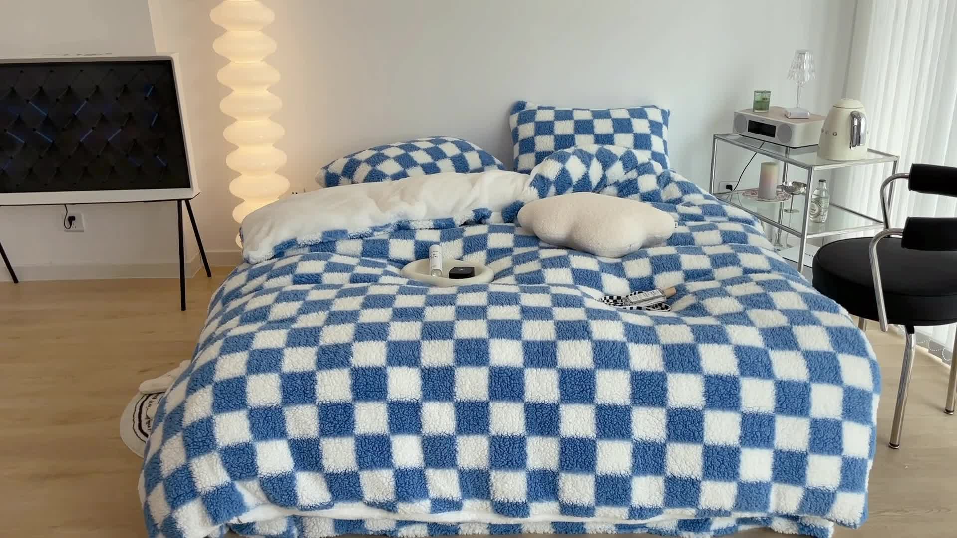 91家纺网 家纺一手货源 找家纺 昔可家纺 2021新款泰迪羊羔绒印花四件套蓝色棋盘格