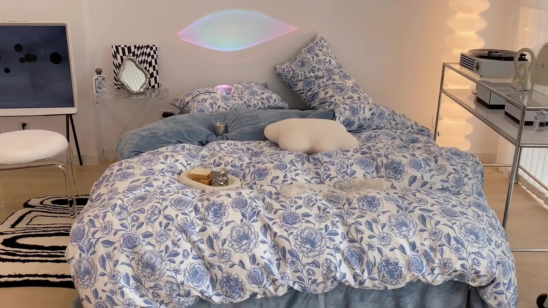 91家纺网 家纺一手货源 找家纺 昔可家纺 2021新款棉加牛奶绒四件套 手绘山茶蓝