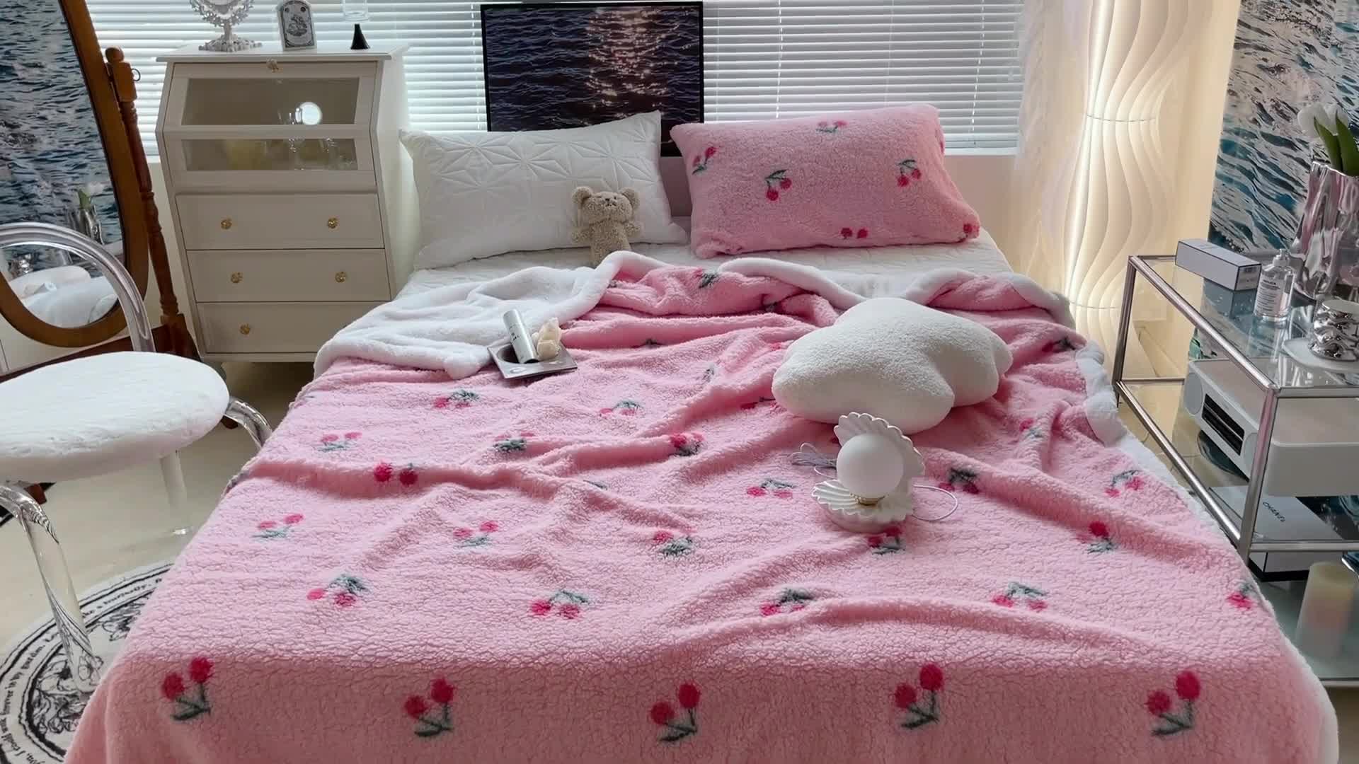 91家纺网 家纺一手货源 找家纺 昔可家纺 2021新款羊羔泰迪绒印花毛毯粉粉小樱桃