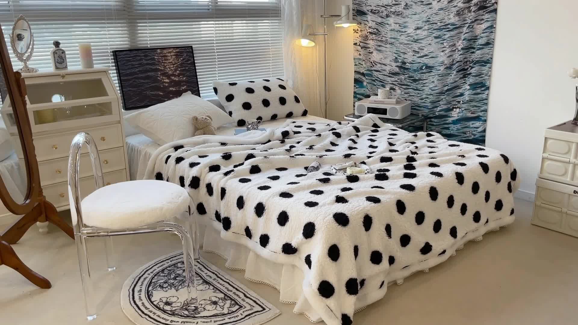 91家纺网 家纺一手货源 找家纺 昔可家纺 2021新款羊羔泰迪绒印花毛毯黑白波点