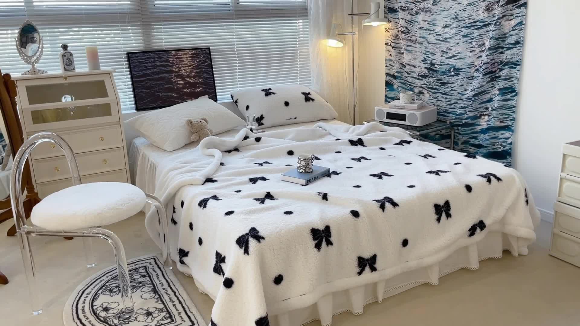 91家纺网 家纺一手货源 找家纺 昔可家纺 2021新款羊羔泰迪绒印花毛毯黑白波点蝴蝶结