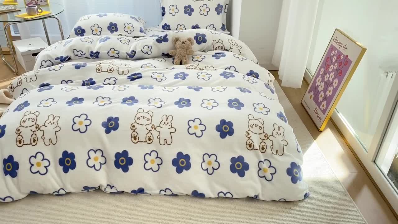 91家纺网 家纺一手货源 找家纺 昔可家纺  2021新款牛奶绒四件套第二组图 蓝花小熊兔