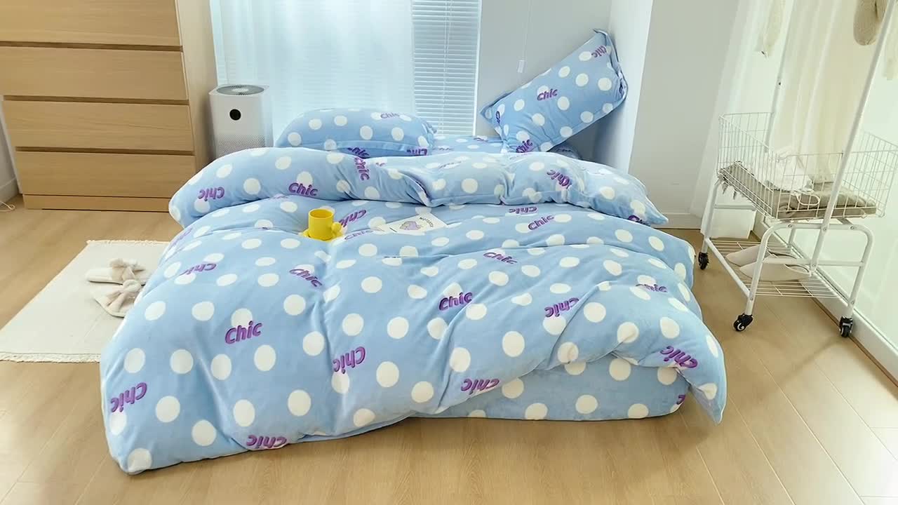 91家纺网 家纺一手货源 找家纺 昔可家纺  2021新款牛奶绒四件套第二组图蓝色波点chic