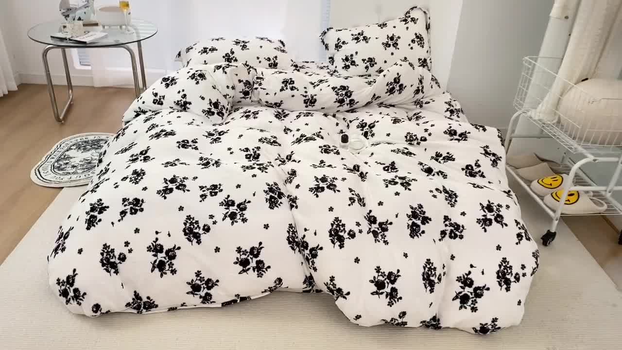 91家纺网 家纺一手货源 找家纺 昔可家纺  2021新款牛奶绒四件套第二组图 小香黑花