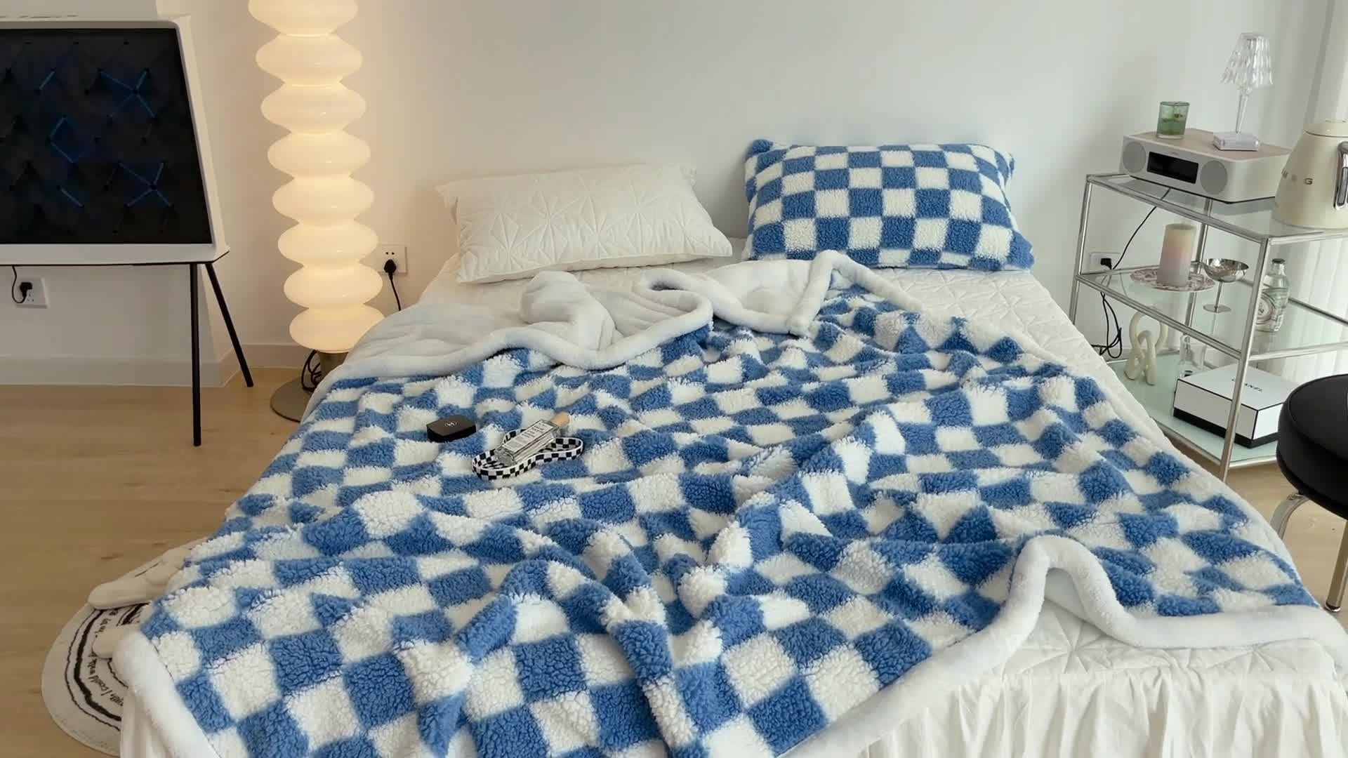 91家纺网 家纺一手货源 找家纺 昔可家纺 2021新款羊羔泰迪绒印花毛毯蓝色棋盘格