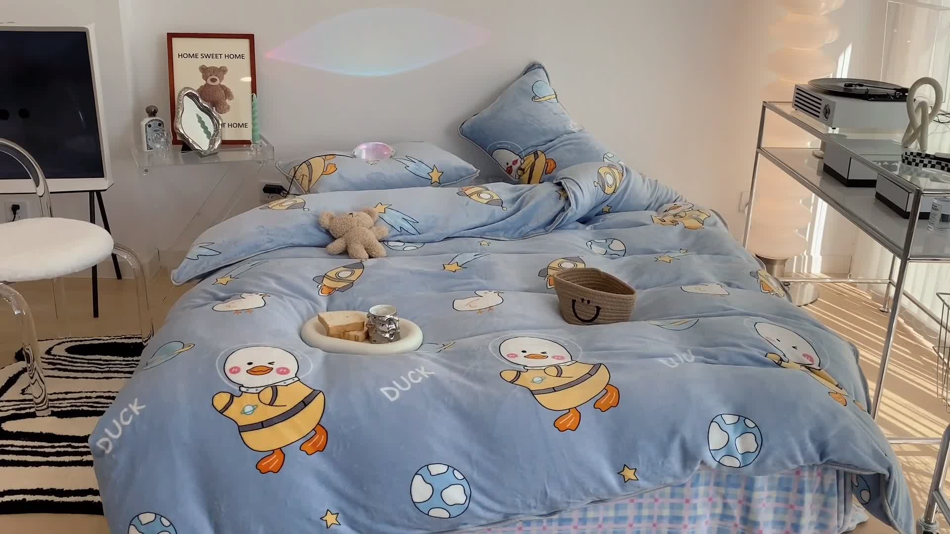 91家纺网 家纺一手货源 找家纺 昔可家纺 2021新款小包边牛奶绒四件套呆萌宇宙鸭