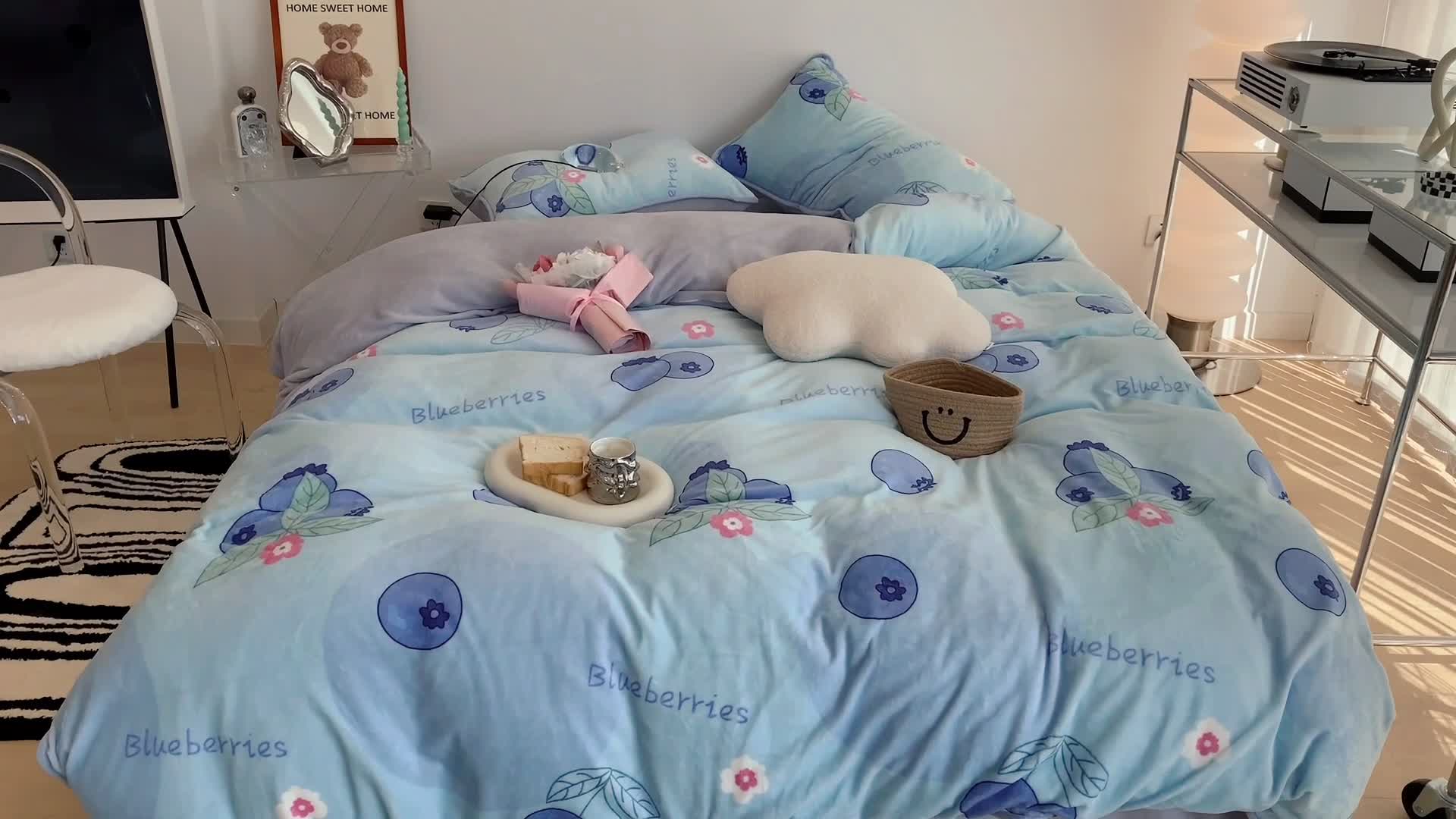 91家纺网 家纺一手货源 找家纺 昔可家纺 2021新款小包边牛奶绒四件套蓝莓泡泡