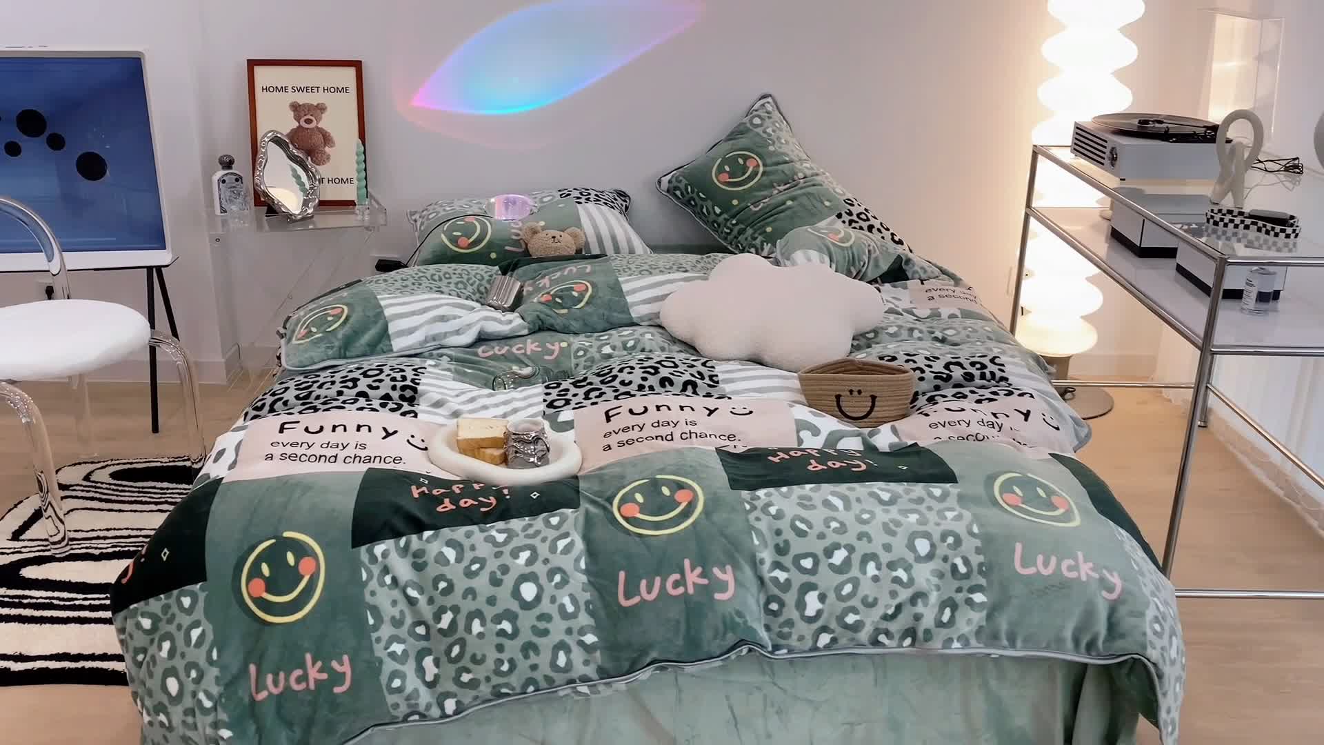 91家纺网 家纺一手货源 找家纺 昔可家纺 2021新款小包边牛奶绒四件套抹茶笑脸