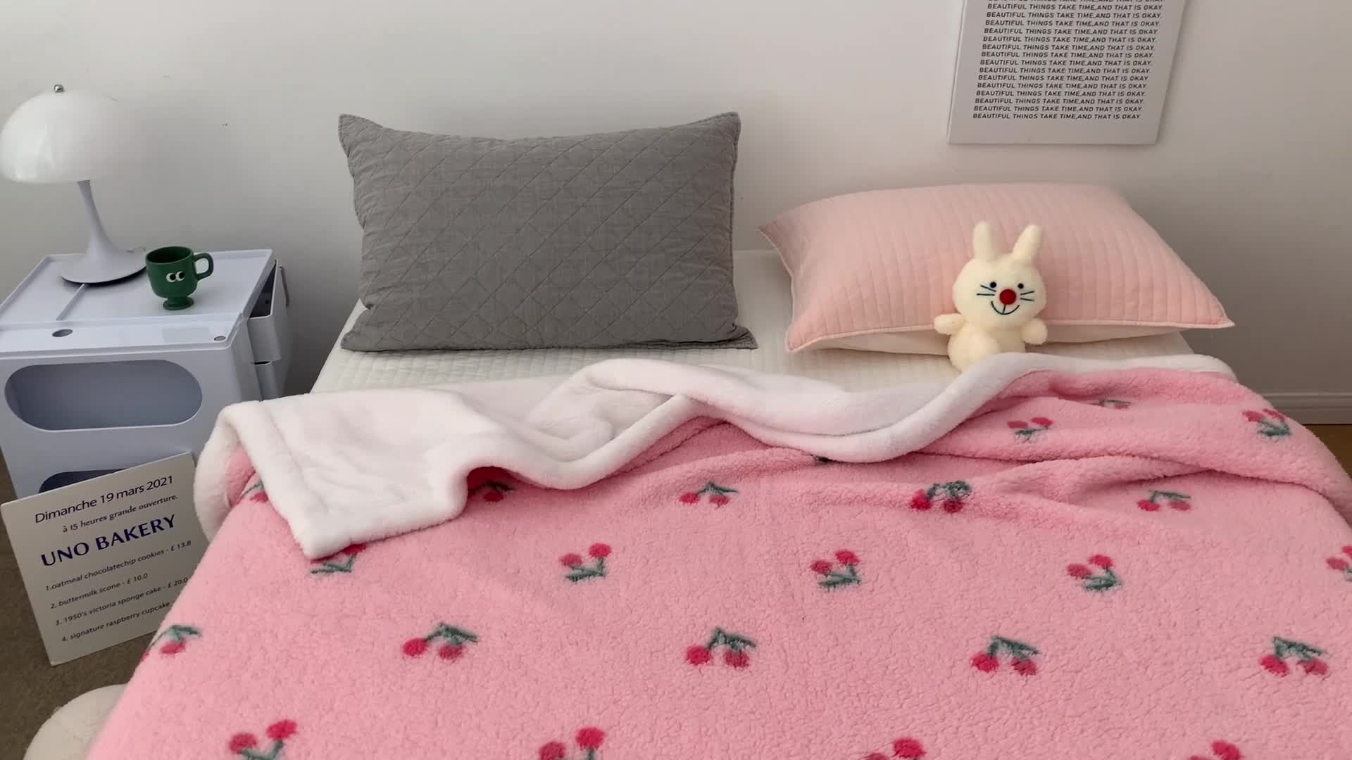 91家纺网 家纺一手货源 找家纺 昔可家纺 2021新款羊羔泰迪绒印花毛毯-第二组图粉粉小樱桃