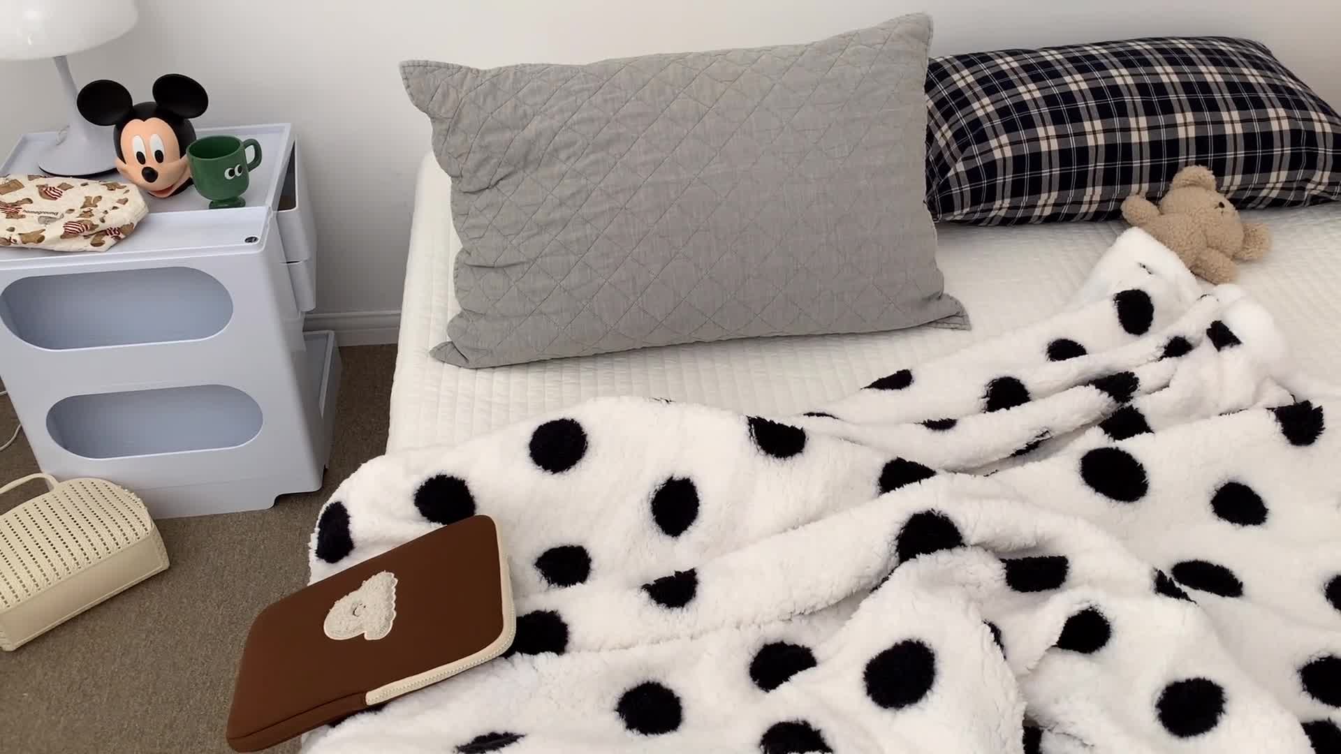 91家纺网 家纺一手货源 找家纺 昔可家纺 2021新款羊羔泰迪绒印花毛毯-第二组图 黑白波点